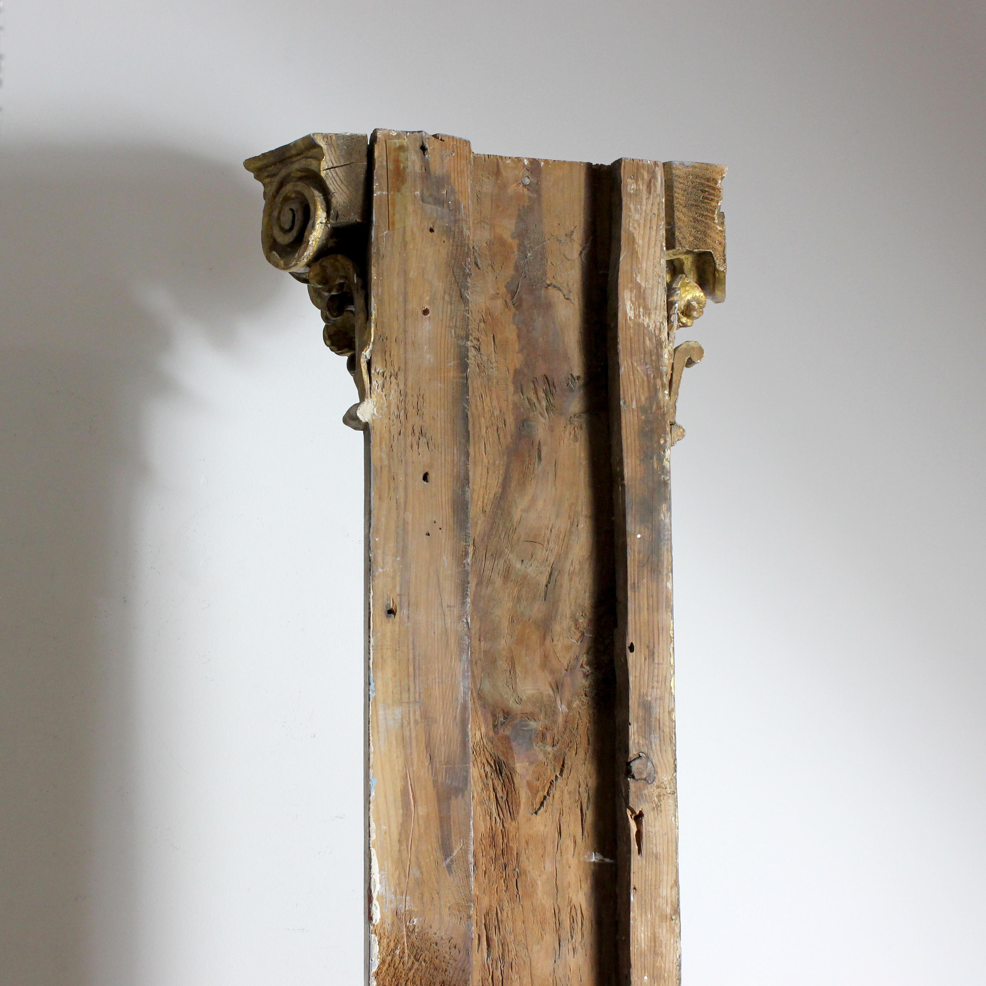 Pair of carved and gilded wall columns with fluted shafts and capitals topped en venta 1