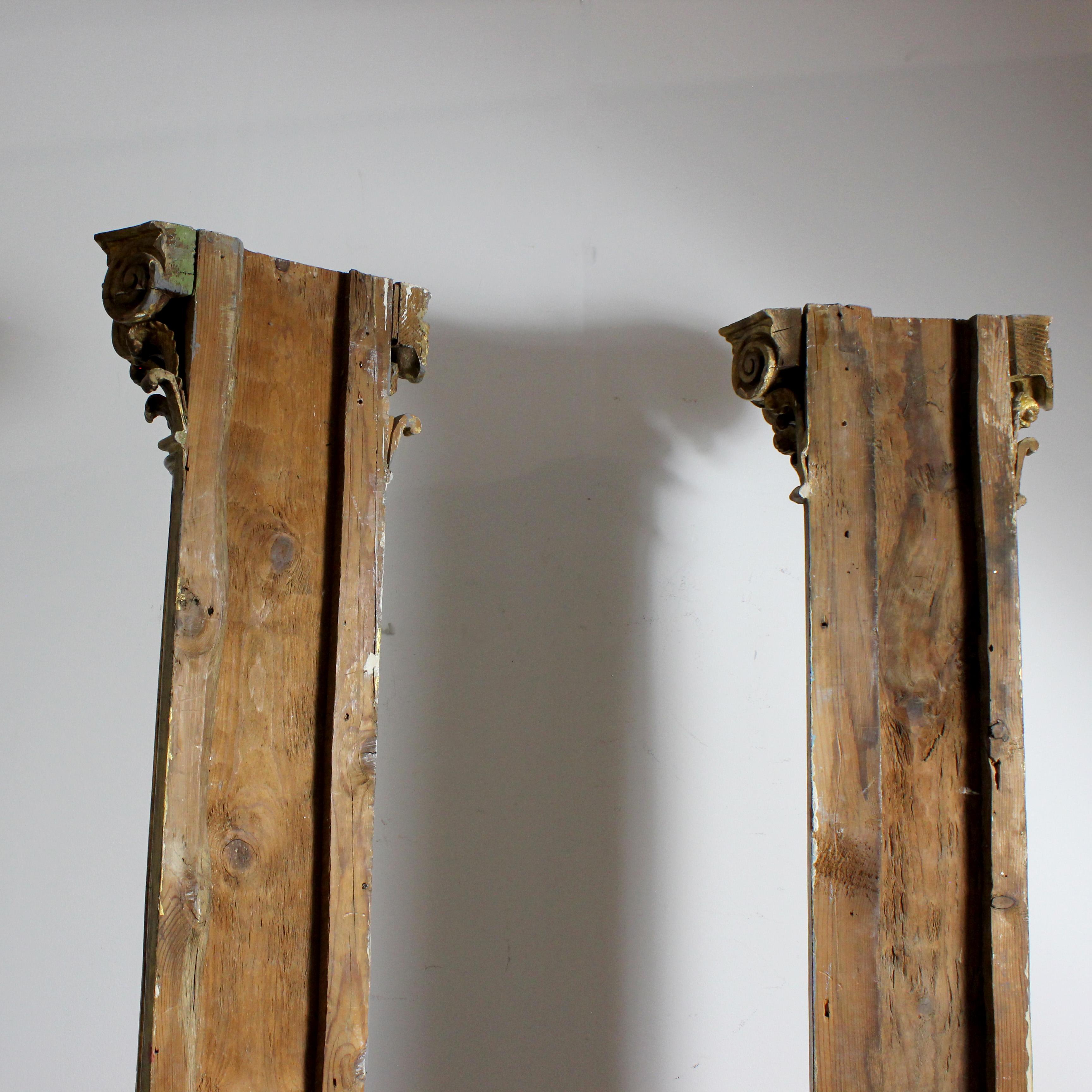 Pair of carved and gilded wall columns with fluted shafts and capitals topped en venta 2