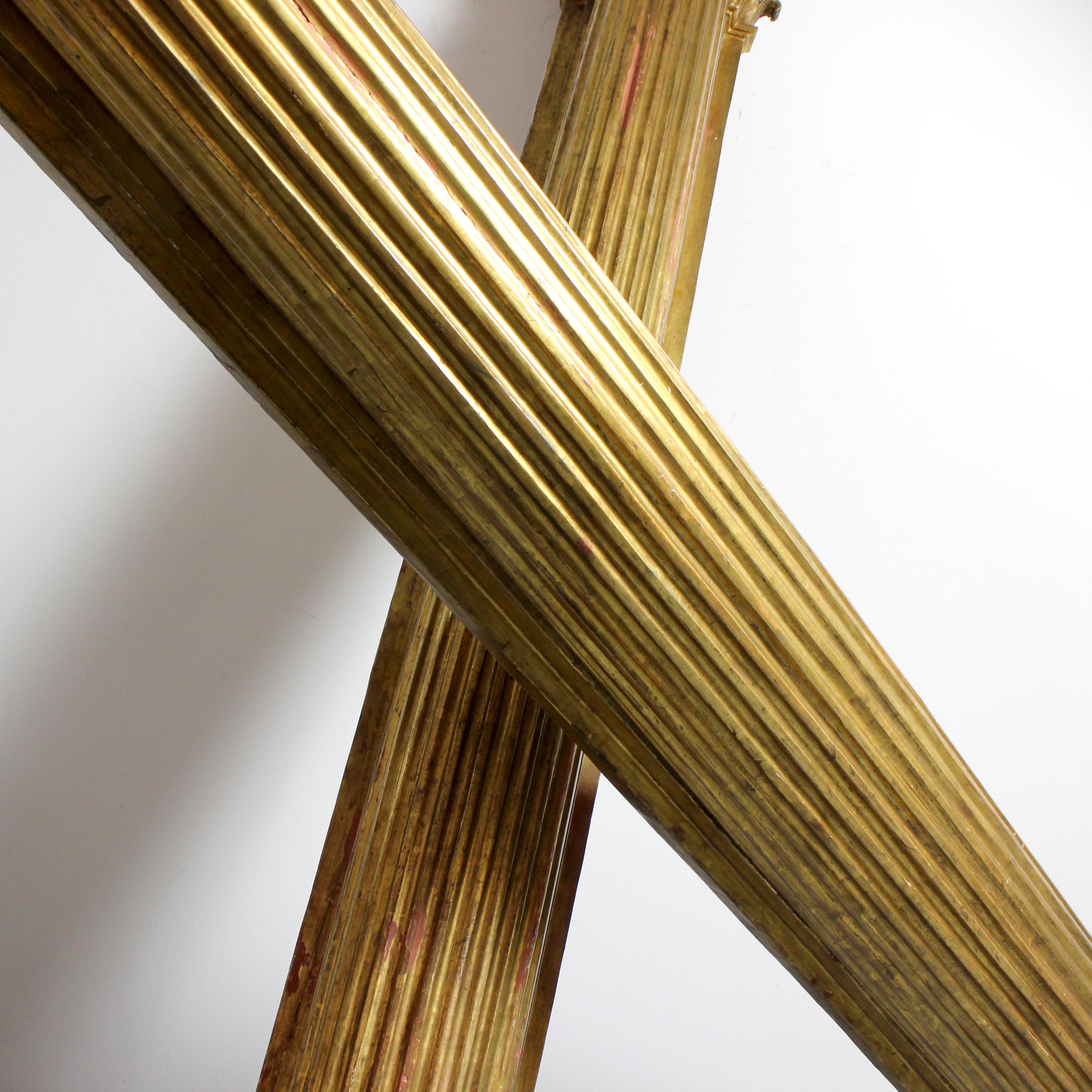 Pair of carved and gilded wall columns with fluted shafts and capitals topped en venta 3