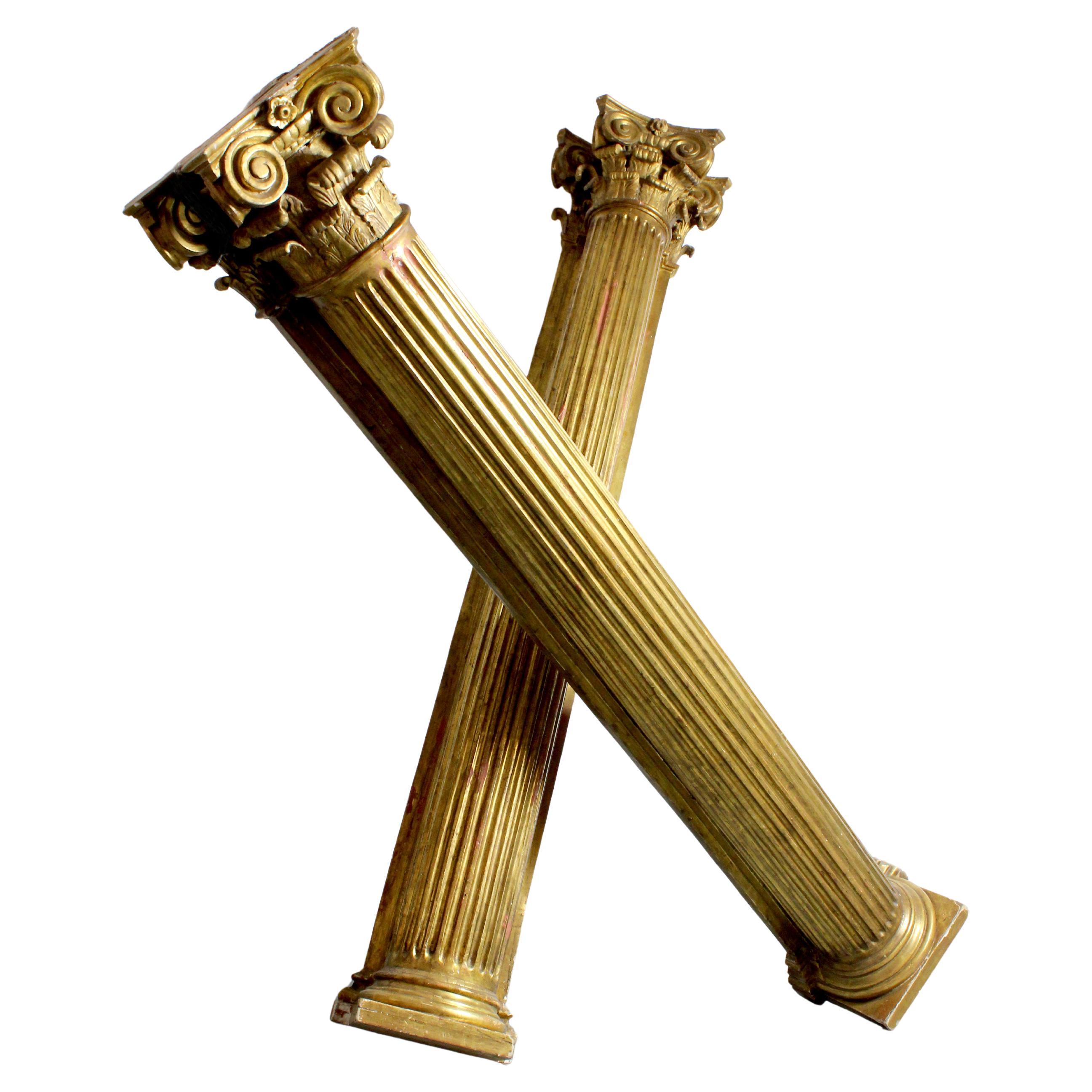 Pair of carved and gilded wall columns with fluted shafts and capitals topped en venta