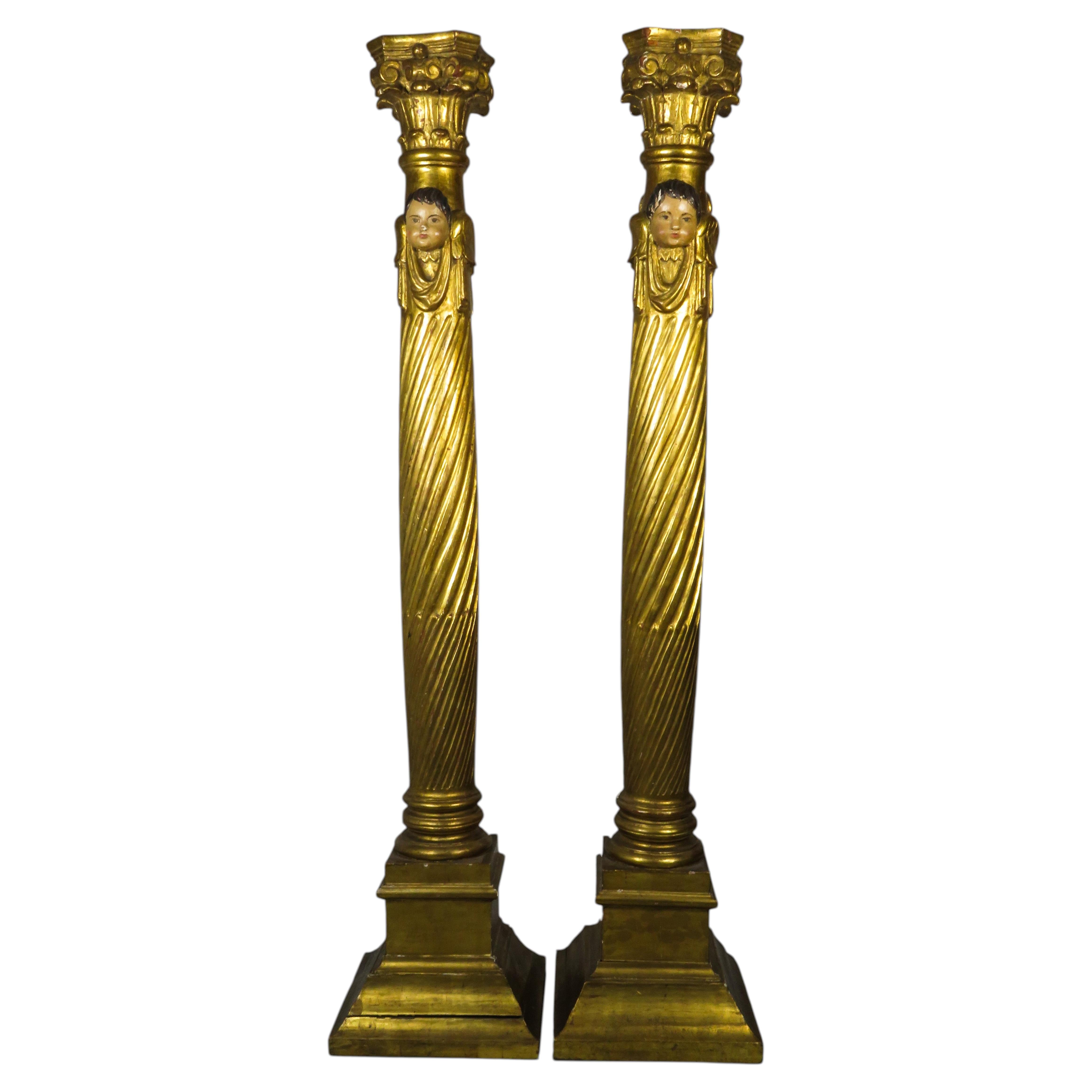 Paire de colonnes en bois sculptées et dorées, ornées de chérubins, XIXe siècle en vente