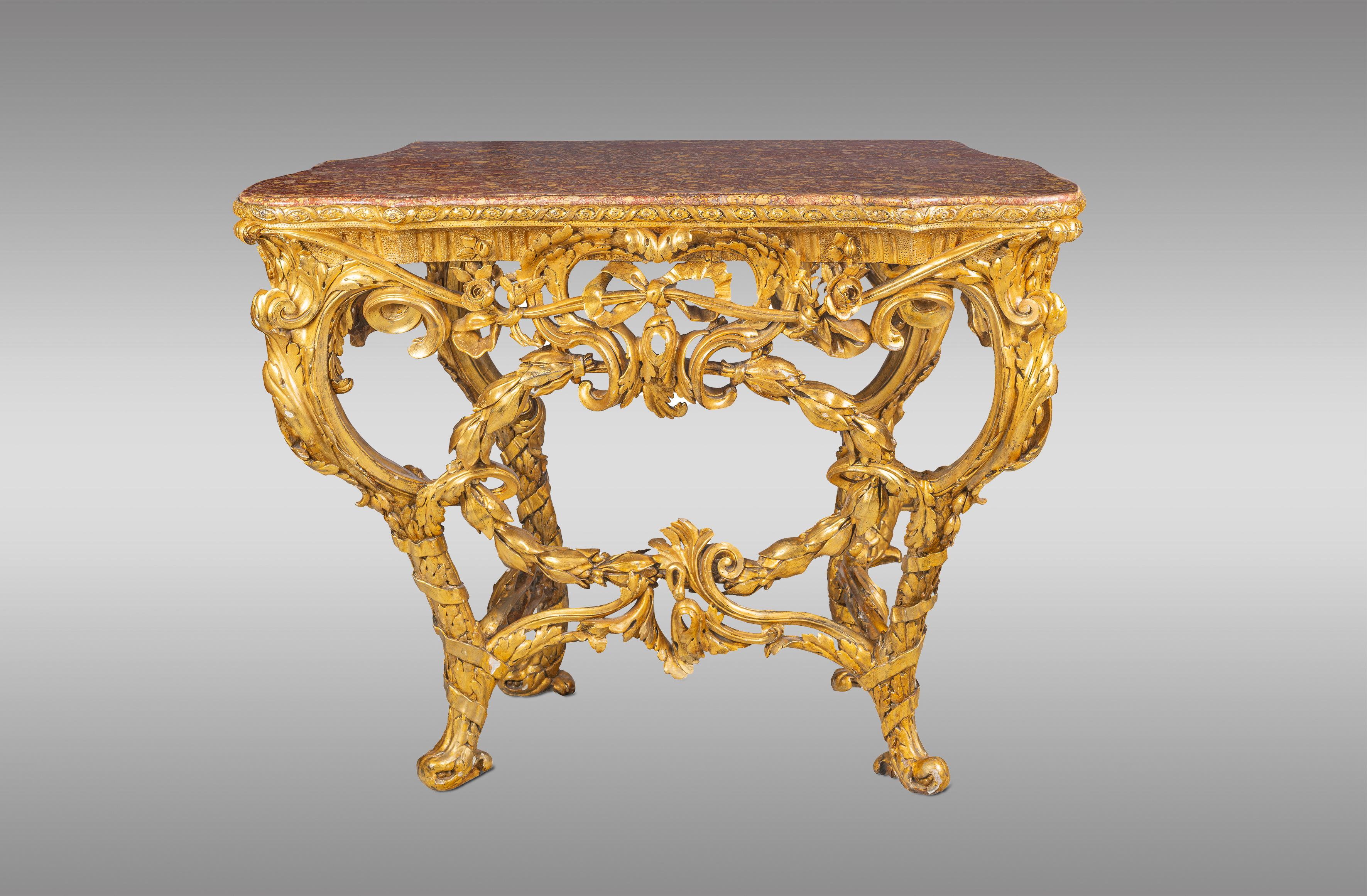 Coppia di consolle in bois scolpito e dorato con soffitto ajourée decorato da rincalzi di foglie, fiori e rubini. Sui piedi galbici decorati da rinceaux d'acanthe riuniti da un'entretoise ajourée di foglie.
Le plateau d'origine, en marbre brocatelle