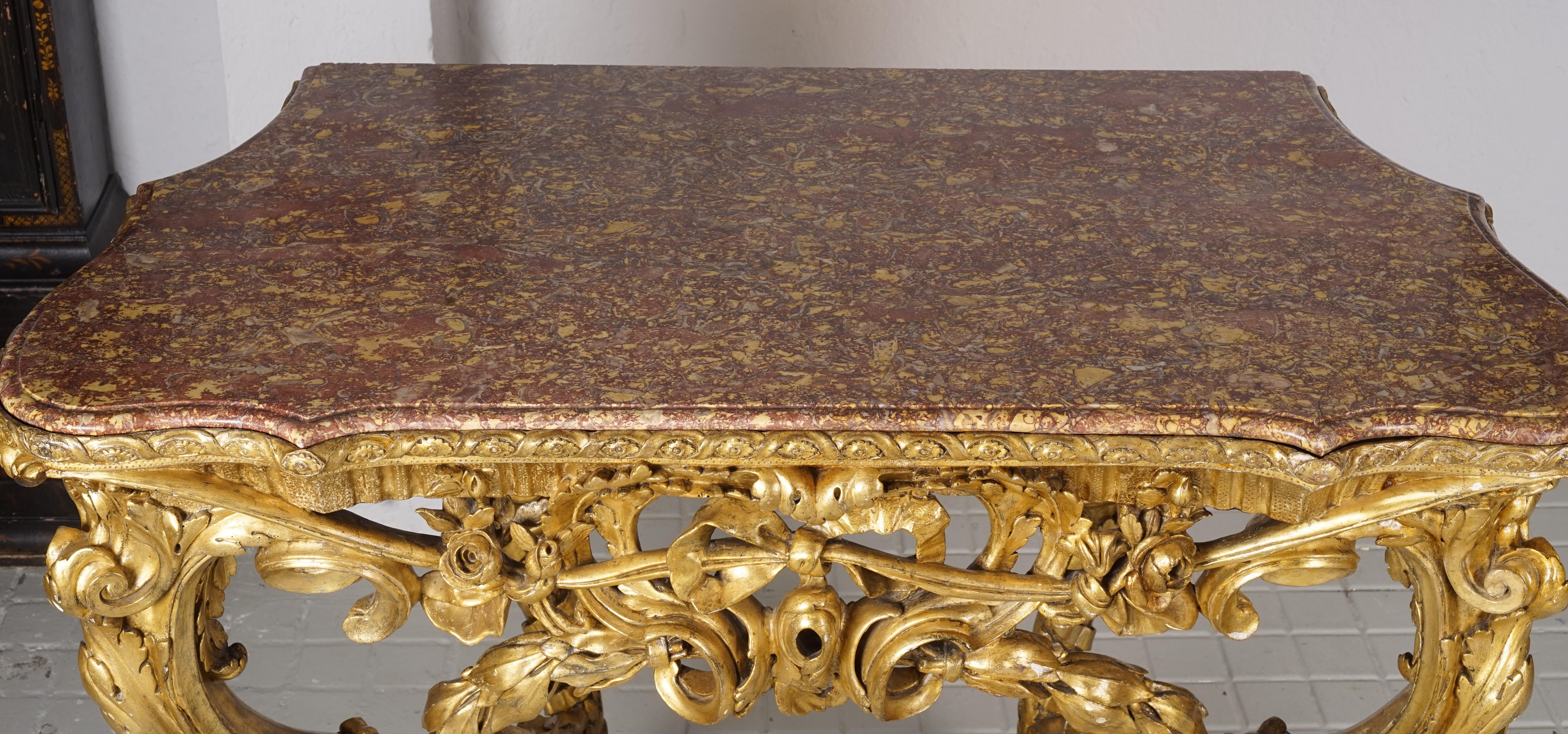 Fino al XVIII secolo Coppia di consolle in legno intagliato e dorato.Parma. Italia. XVIII secolo in vendita