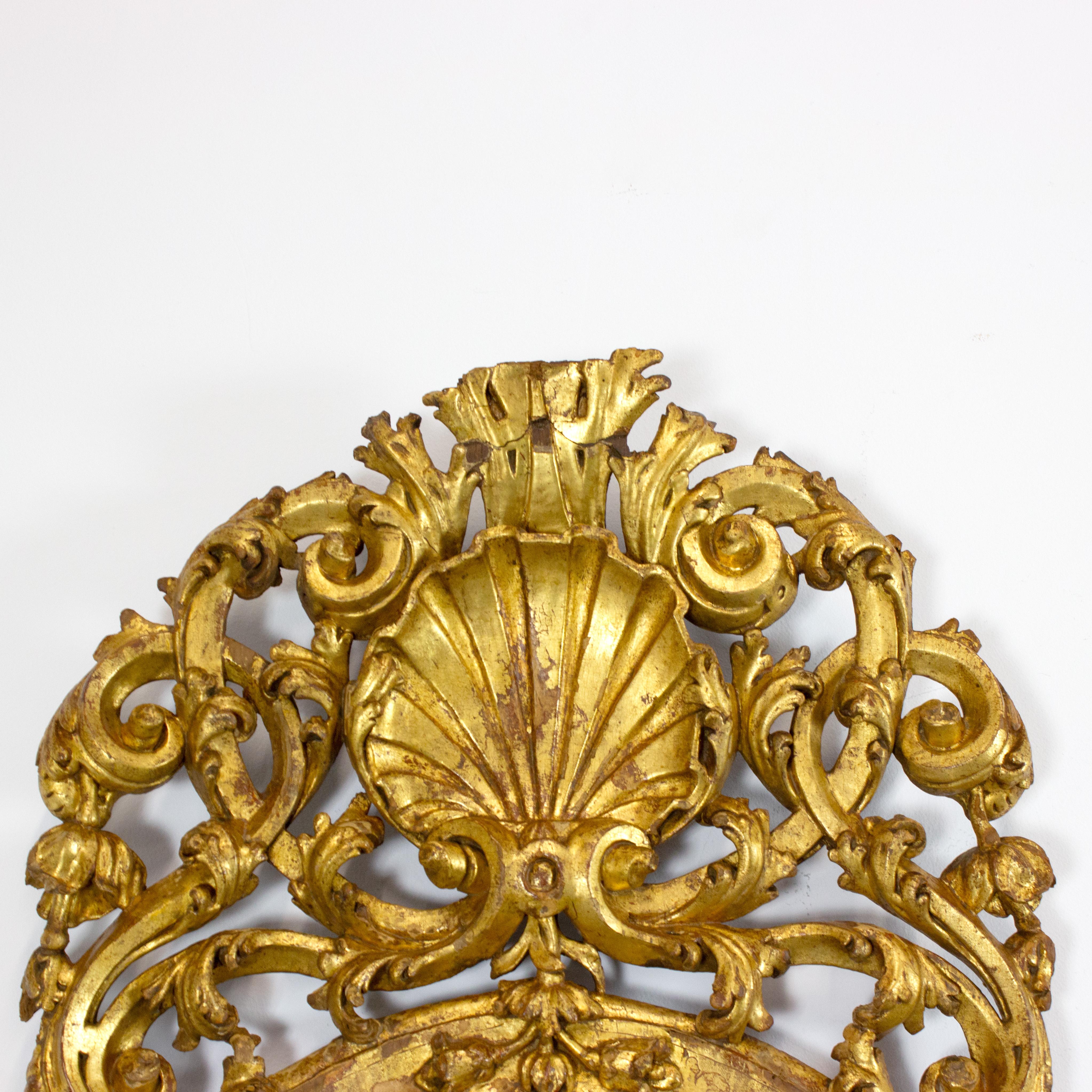 Pair of carved and gilded wooden sacristy mirrors - 18th century - Spain In Good Condition For Sale In Madrid, España