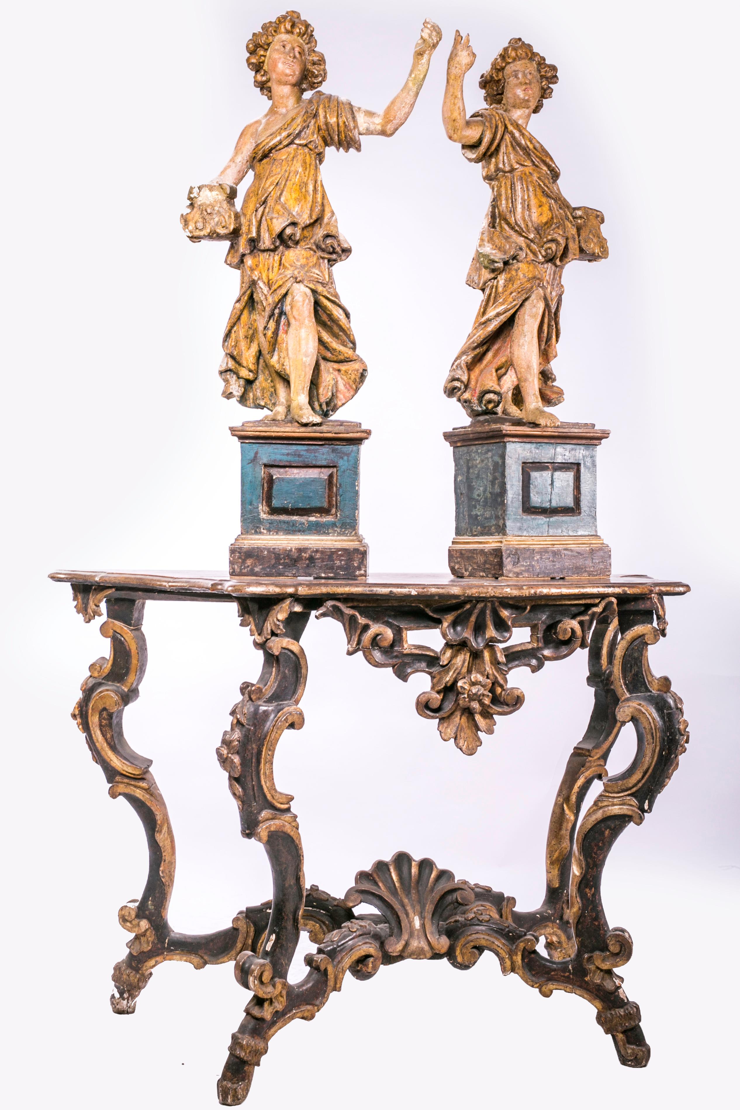 Carved and lacquered angels from the 1700s. 
Angels all original, never restored.

Wood carvings in the round, carved, lacquered and gilded with 