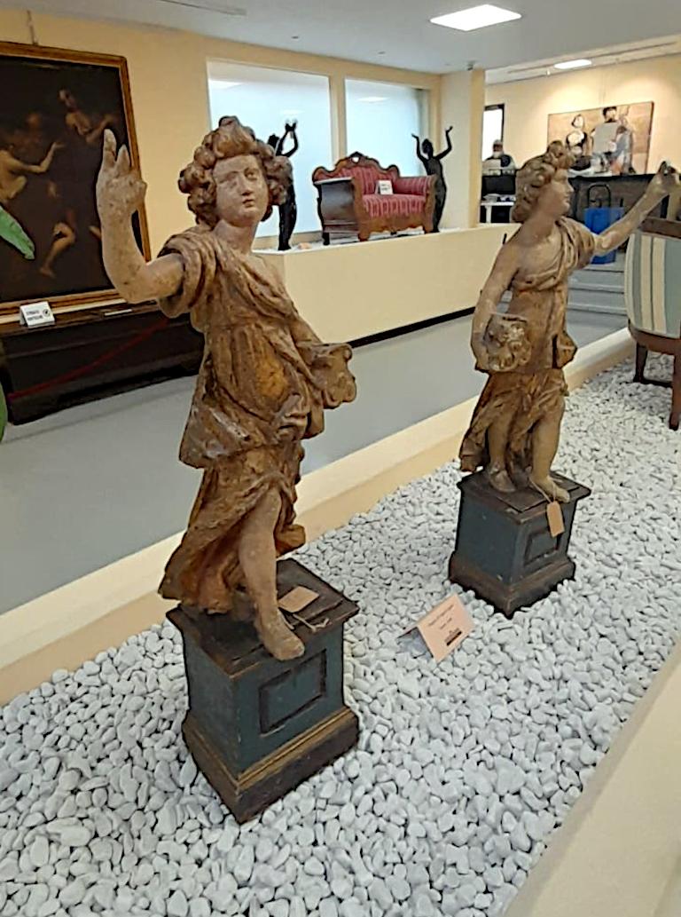 Paar geschnitzte und lackierte Engel aus dem Italien der 1700er Jahre (Handgeschnitzt) im Angebot