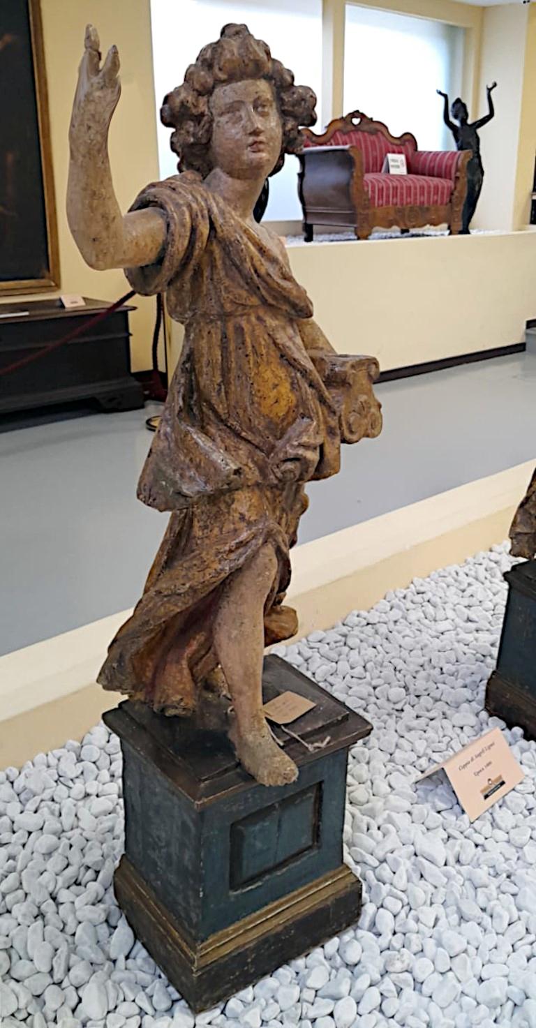 Pair of carved and lacquered angels from 1700s Italy In Good Condition For Sale In Cesena, FC