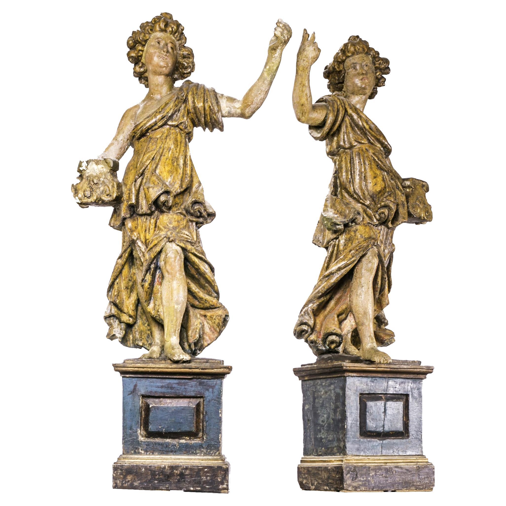 Paar geschnitzte und lackierte Engel aus dem Italien der 1700er Jahre im Angebot