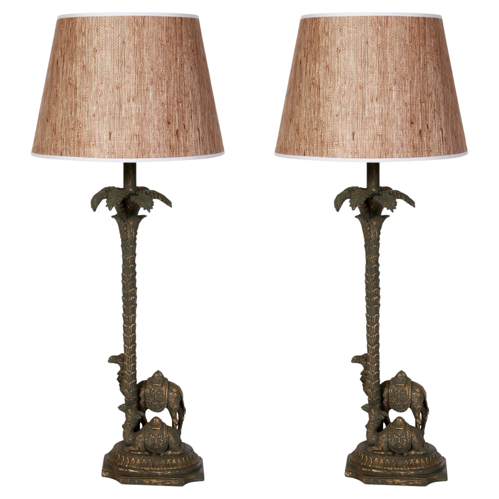 Paire de lampes de table sculptées et peintes en forme de chameau et de palmier