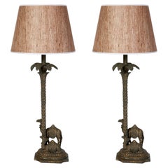Paire de lampes de table sculptées et peintes en forme de chameau et de palmier