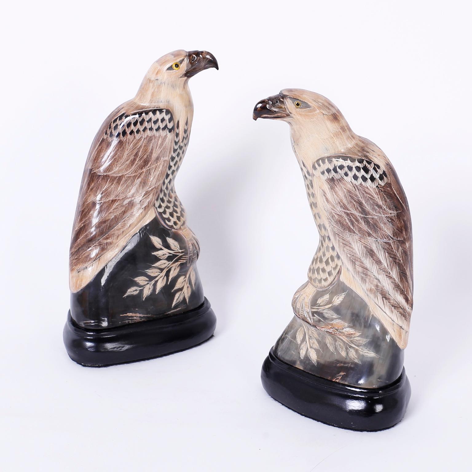 Ein Paar chinesische geschnitzte und bemalte Hornadler oder Falken mit einer verführerischen, stilisierten Interpretation dieser majestätischen Raubvögel.