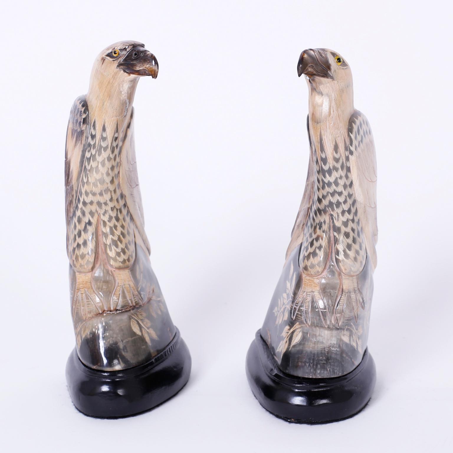 Pareja de Pájaros de Cuerno Tallados y Pintados Arte popular en venta