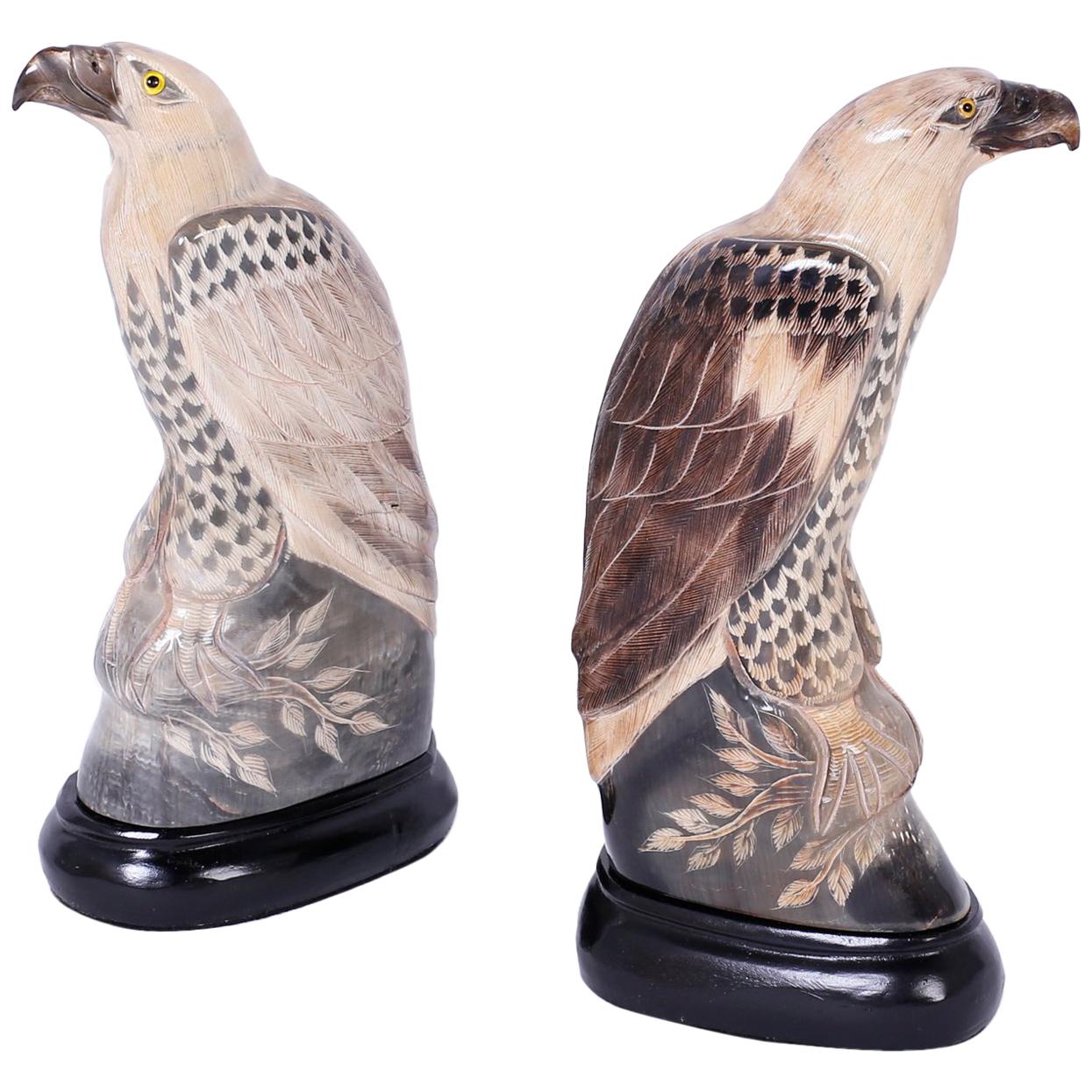 Paar geschnitzte und bemalte Vögel aus Horn