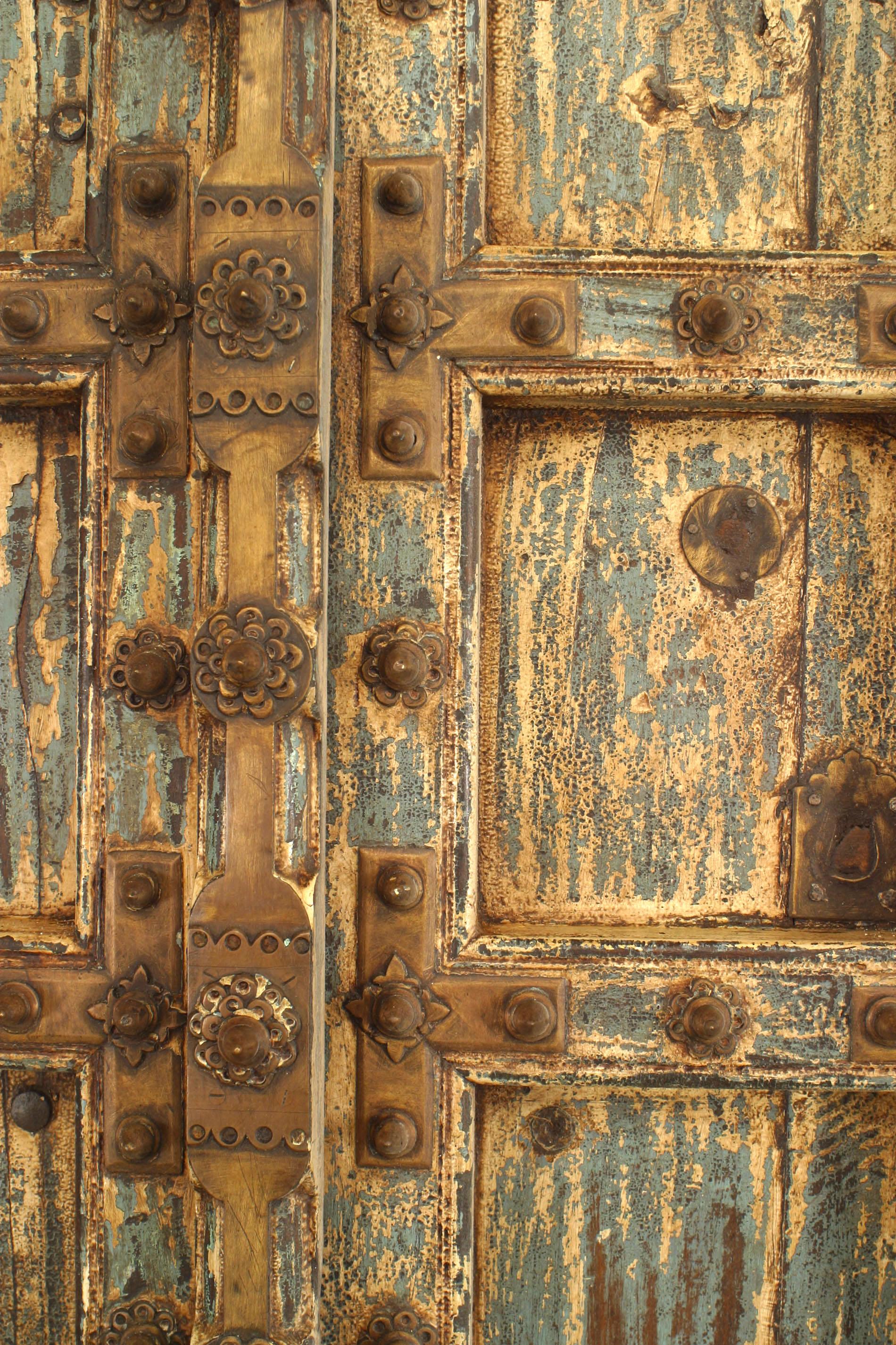 Bois Paire de portes indiennes sculptées peintes en bleu et blanc en vente