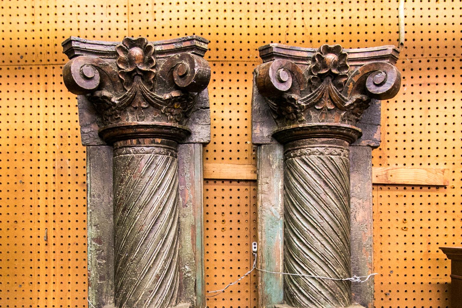 Indien Paire de pilastres sculptés et peints en vente