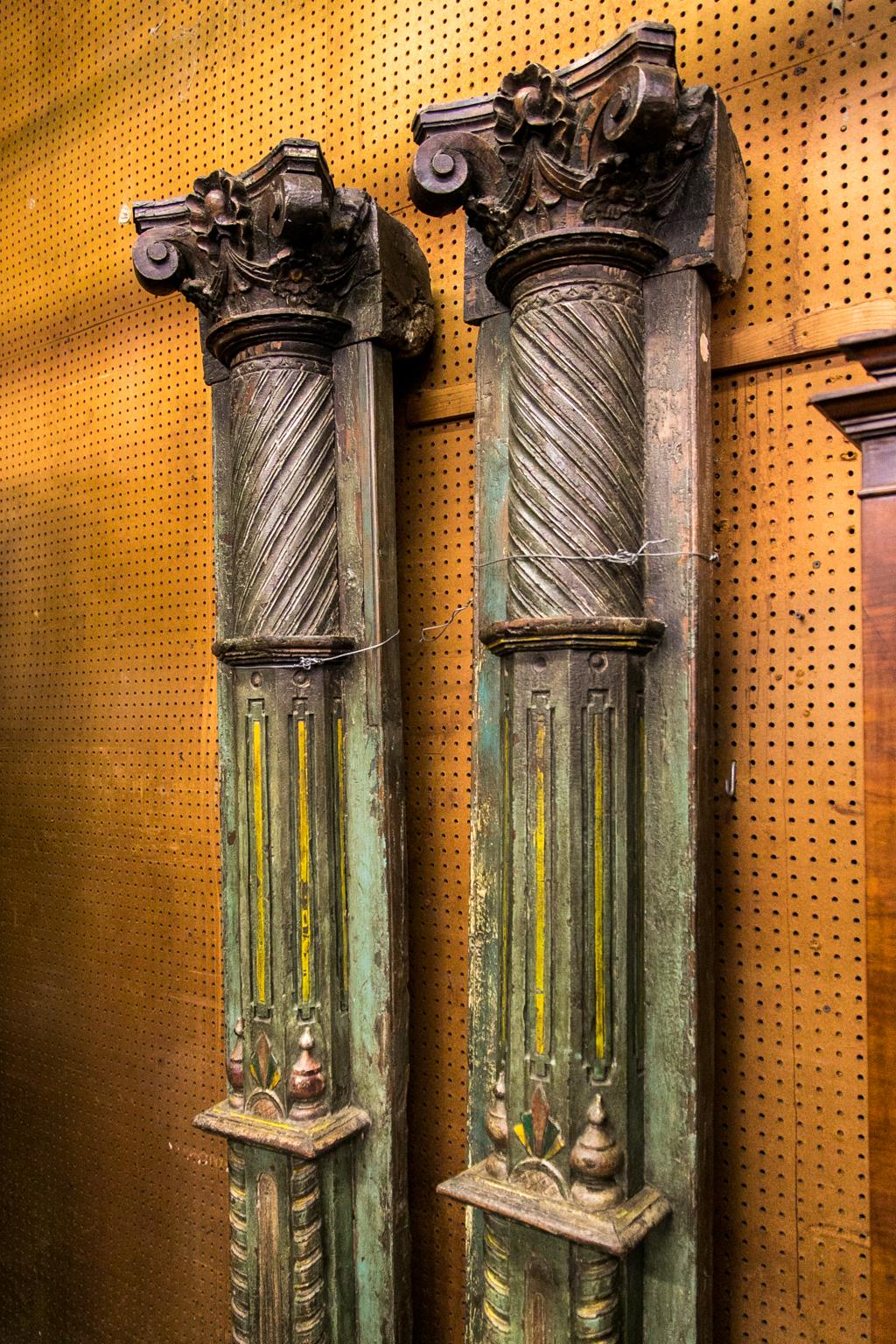 Sculpté à la main Paire de pilastres sculptés et peints en vente
