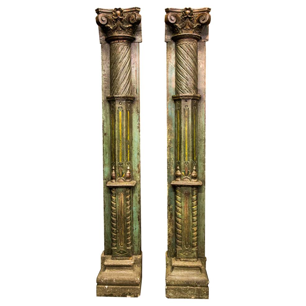 Paar geschnitzte und bemalte Pilaster