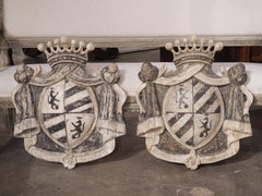 Ein Paar geschnitzte und bemalte Holzwappentafeln mit Wappen aus Italien