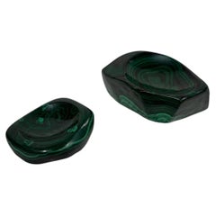 Coppia di vide-poches, o posacenere, in malachite intagliata e lucidata, 1960 circa