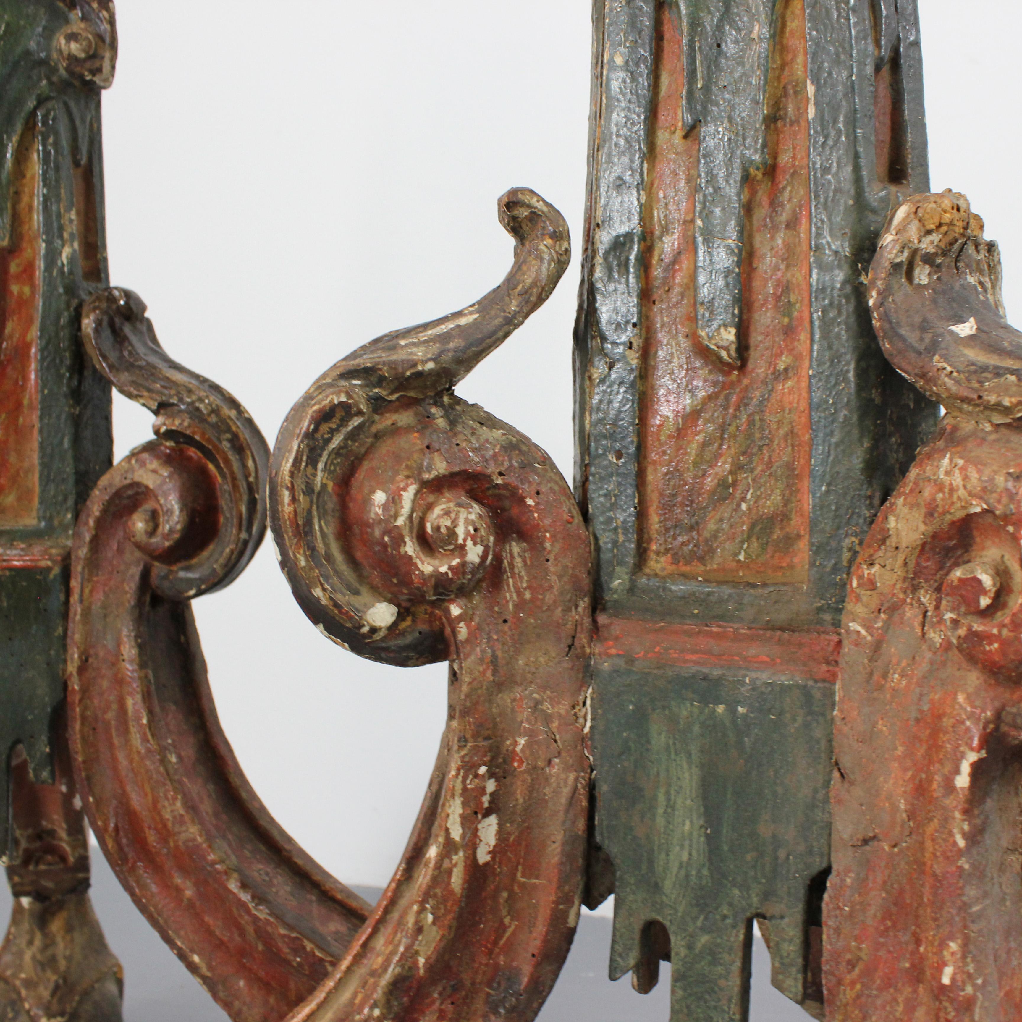 Pair of carved and polychrome wooden axe-holders - Italy - 17th century For Sale 3