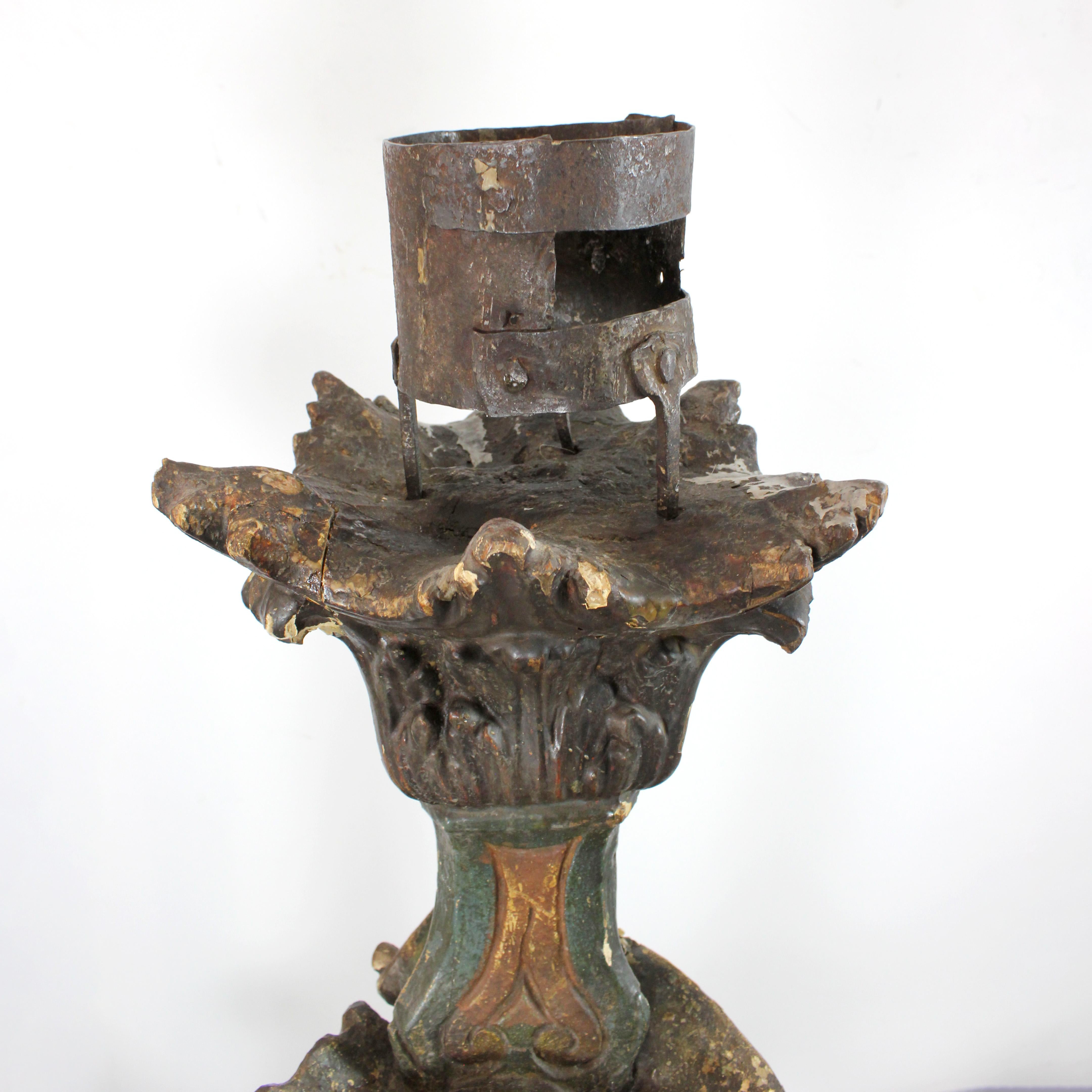 Pair of carved and polychrome wooden axe-holders - Italy - 17th century For Sale 4