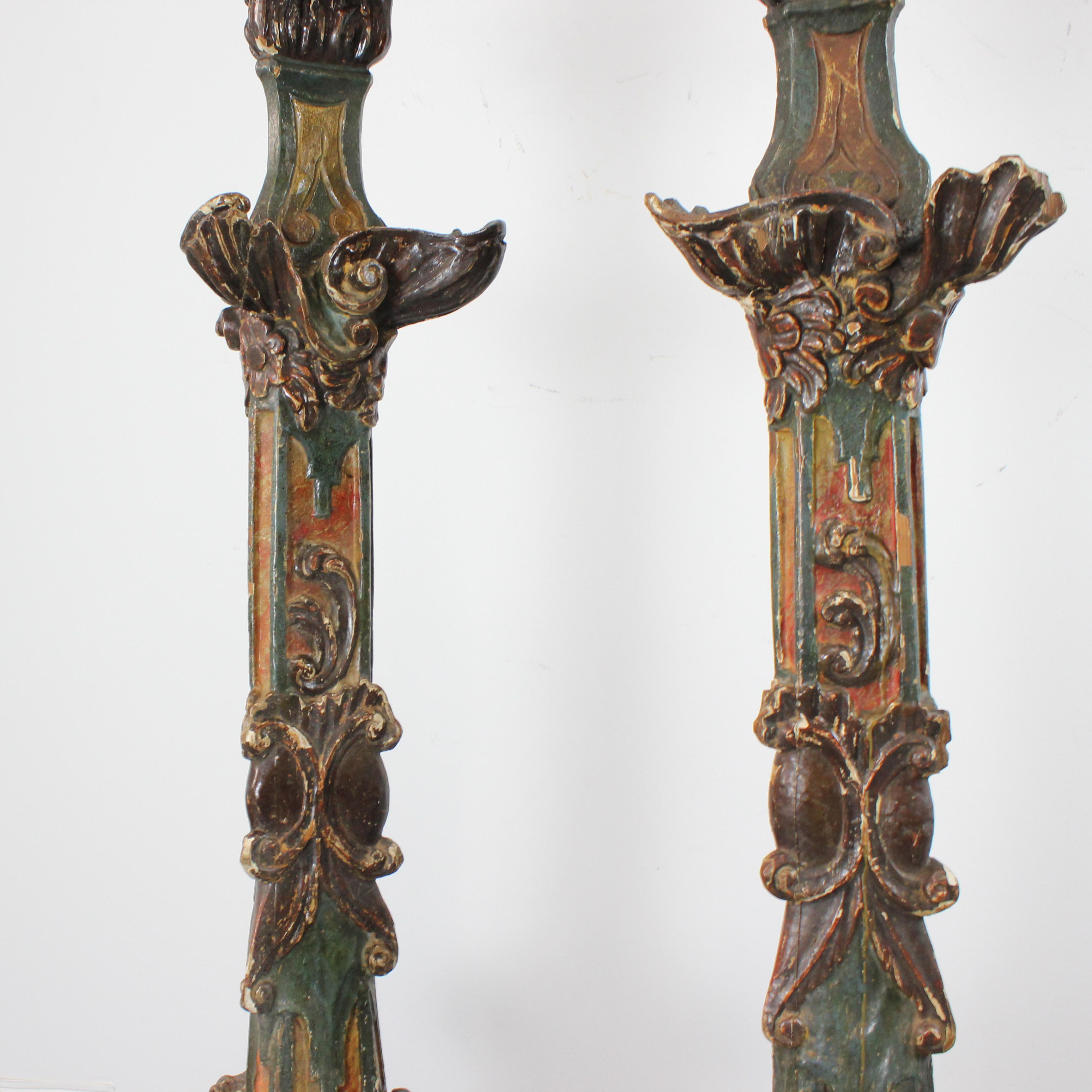 Pair of carved and polychrome wooden axe-holders - Italy - 17th century
Dimensions: 160 x 60 cm (63.5 x 23.6 in)