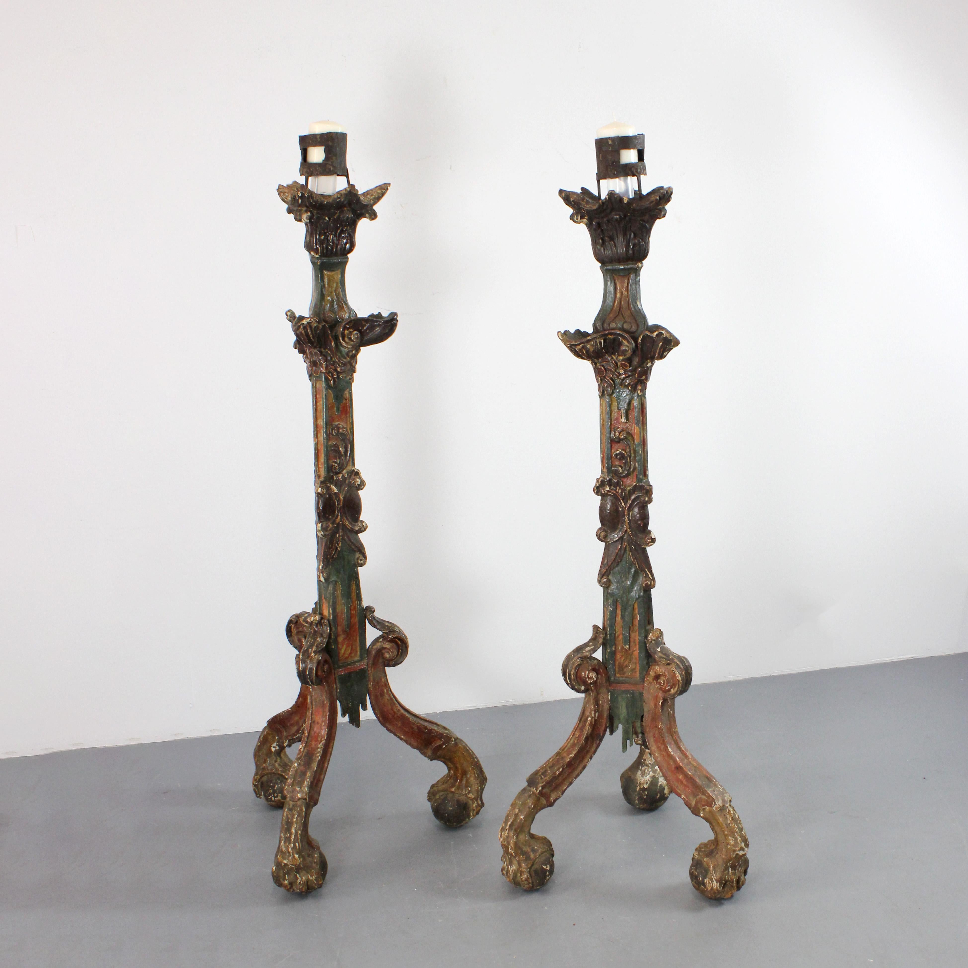 Italian Pair of carved and polychrome wooden axe-holders - Italy - 17th century For Sale