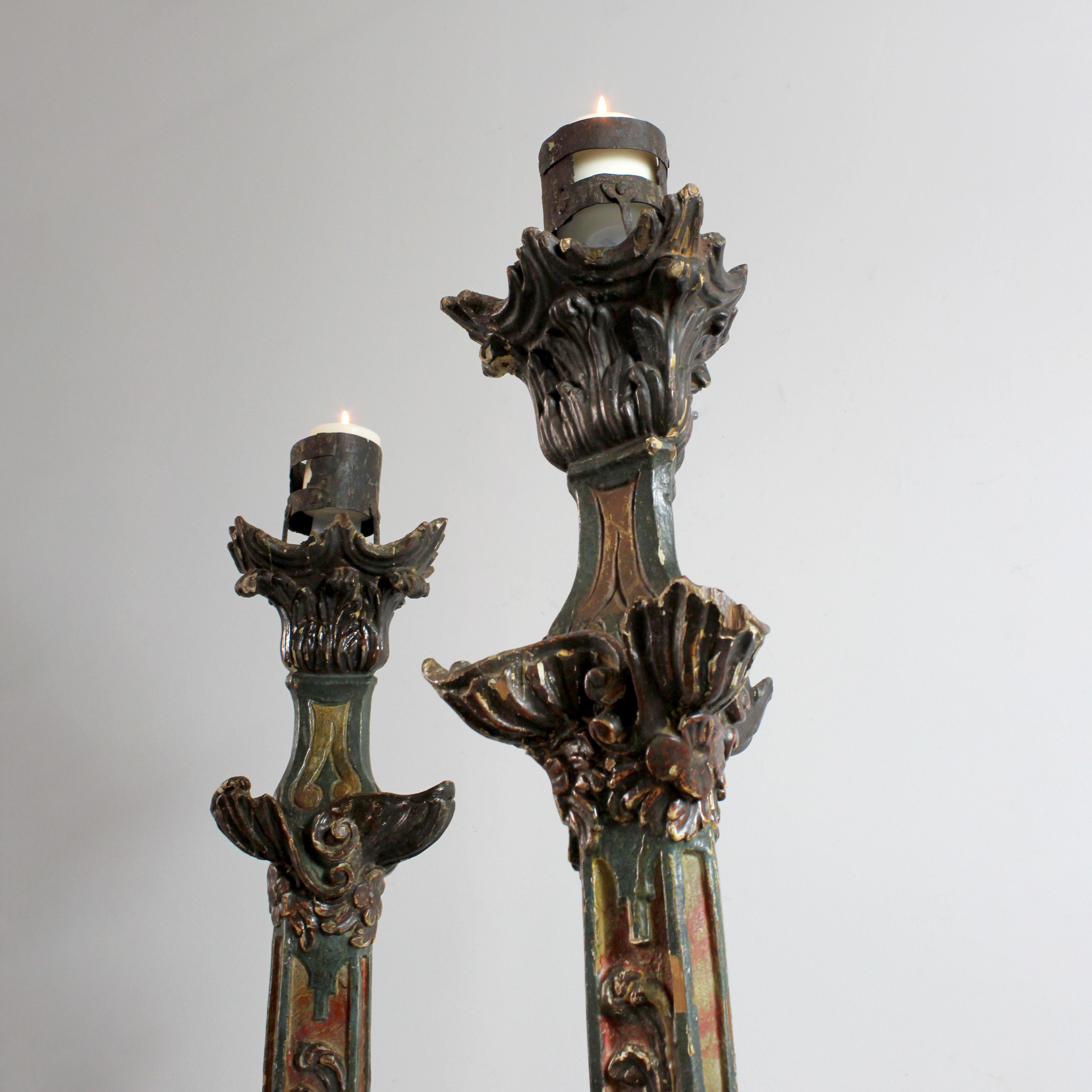 17th Century Pair of carved and polychrome wooden axe-holders - Italy - 17th century For Sale