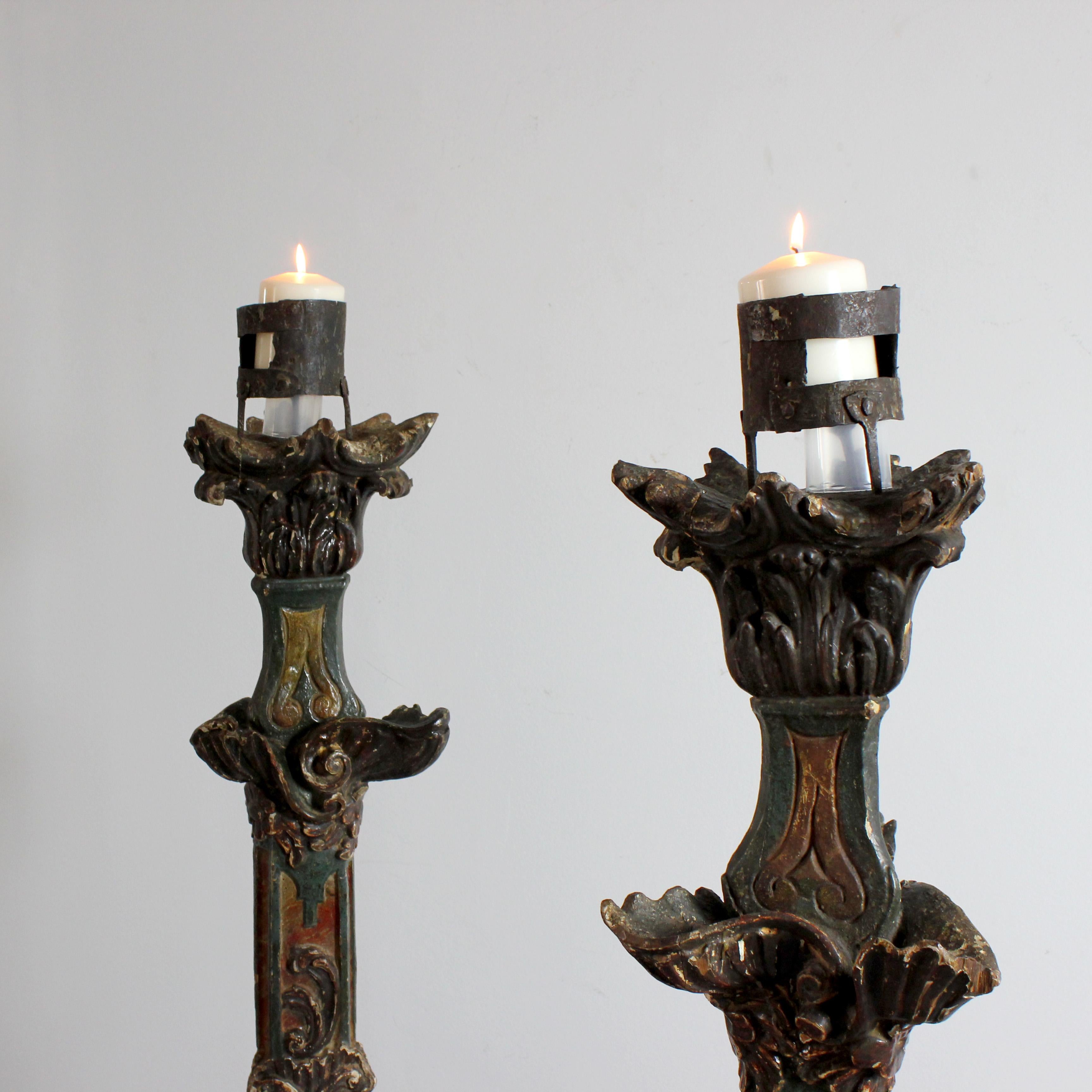 Pair of carved and polychrome wooden axe-holders - Italy - 17th century For Sale 1