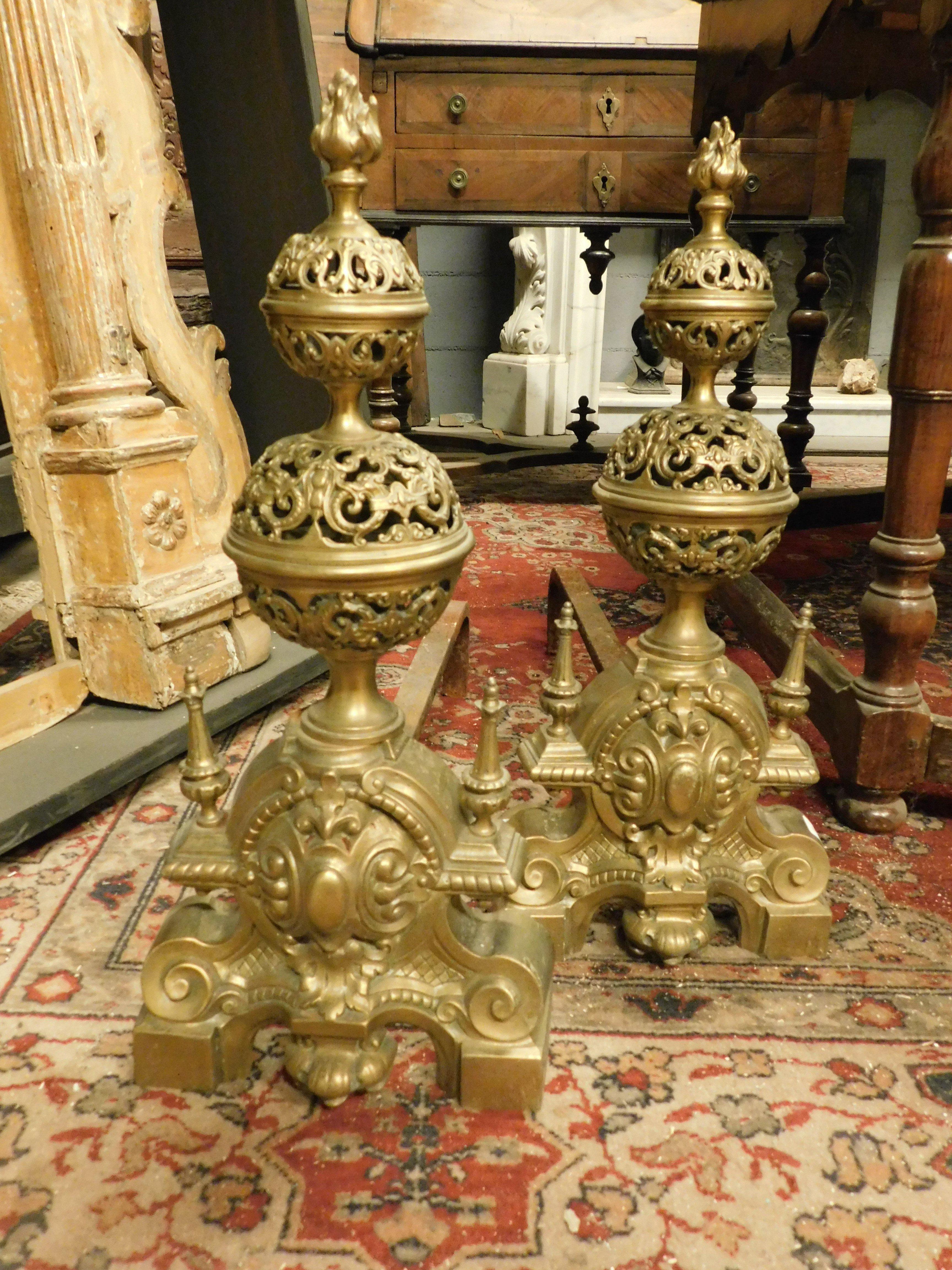 Paire de chenets anciens sculptés en laiton doré et ciselé, original du 19ème siècle, de France, idéal pour décorer le coin du feu de la maison, beau et élégant, dimensions chaque cm L 25 x H 55 x D 65.