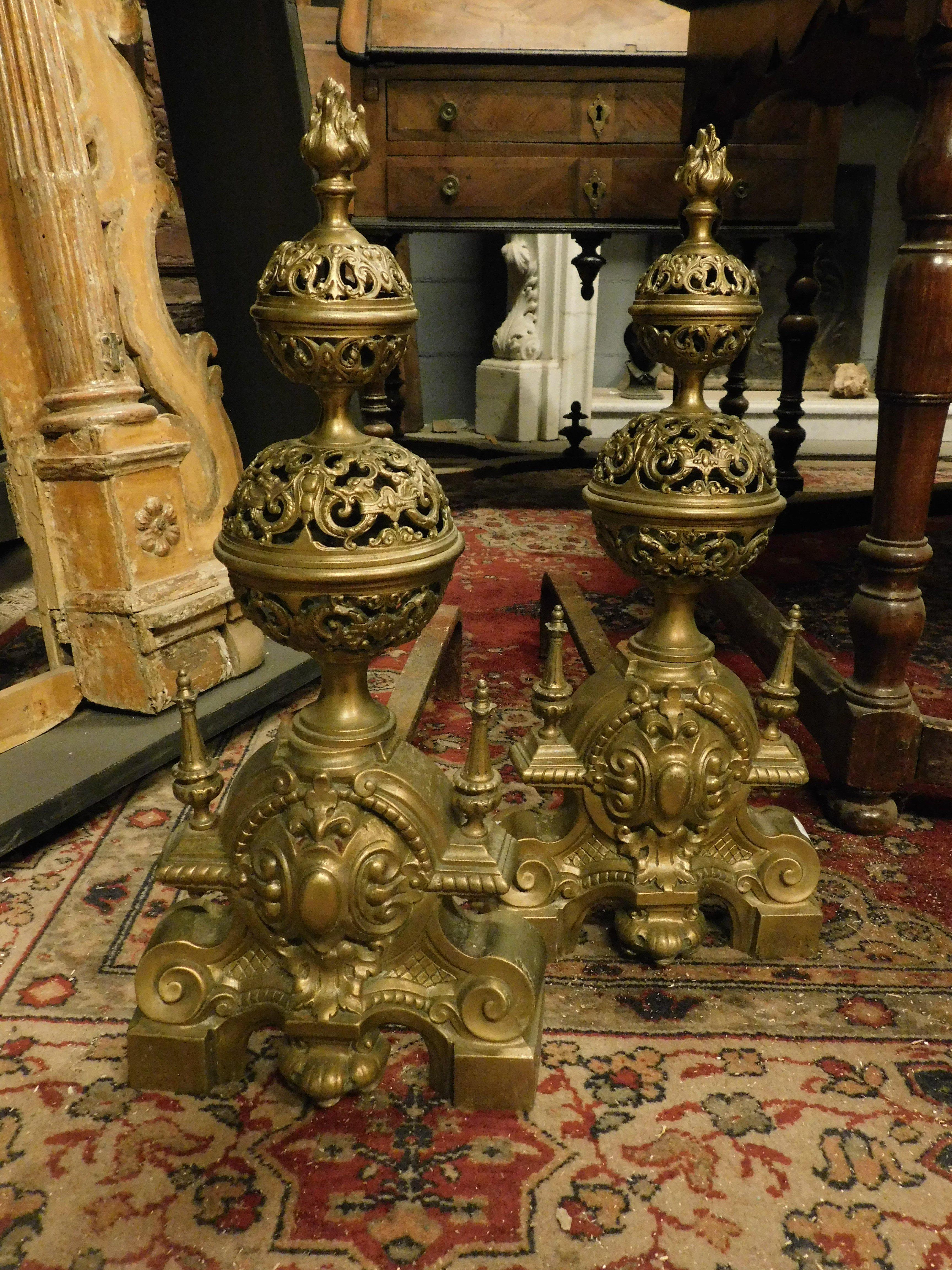 Français Paire de chenets sculptés en laiton doré et ciselé, France en vente