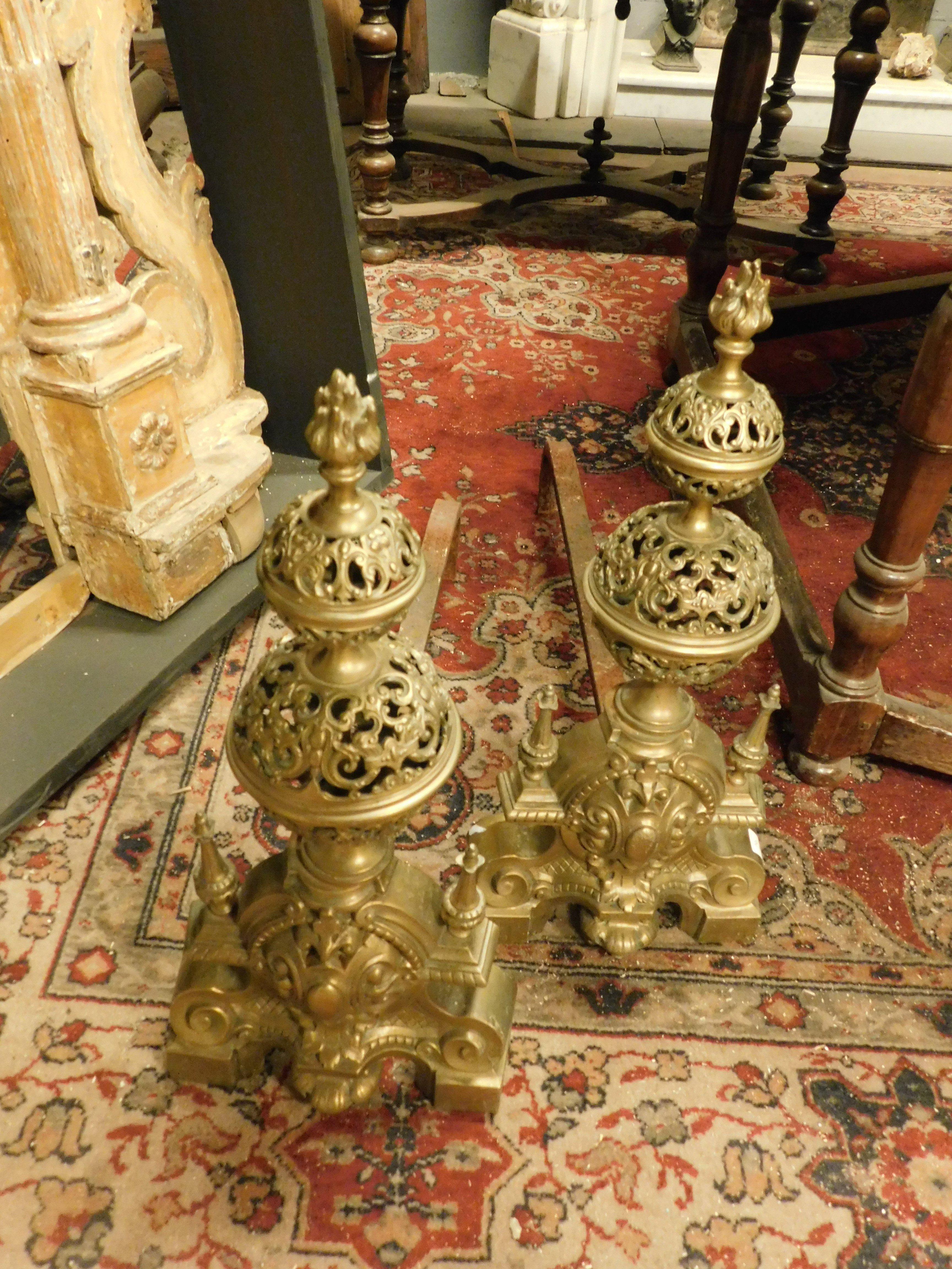 XIXe siècle Paire de chenets sculptés en laiton doré et ciselé, France en vente