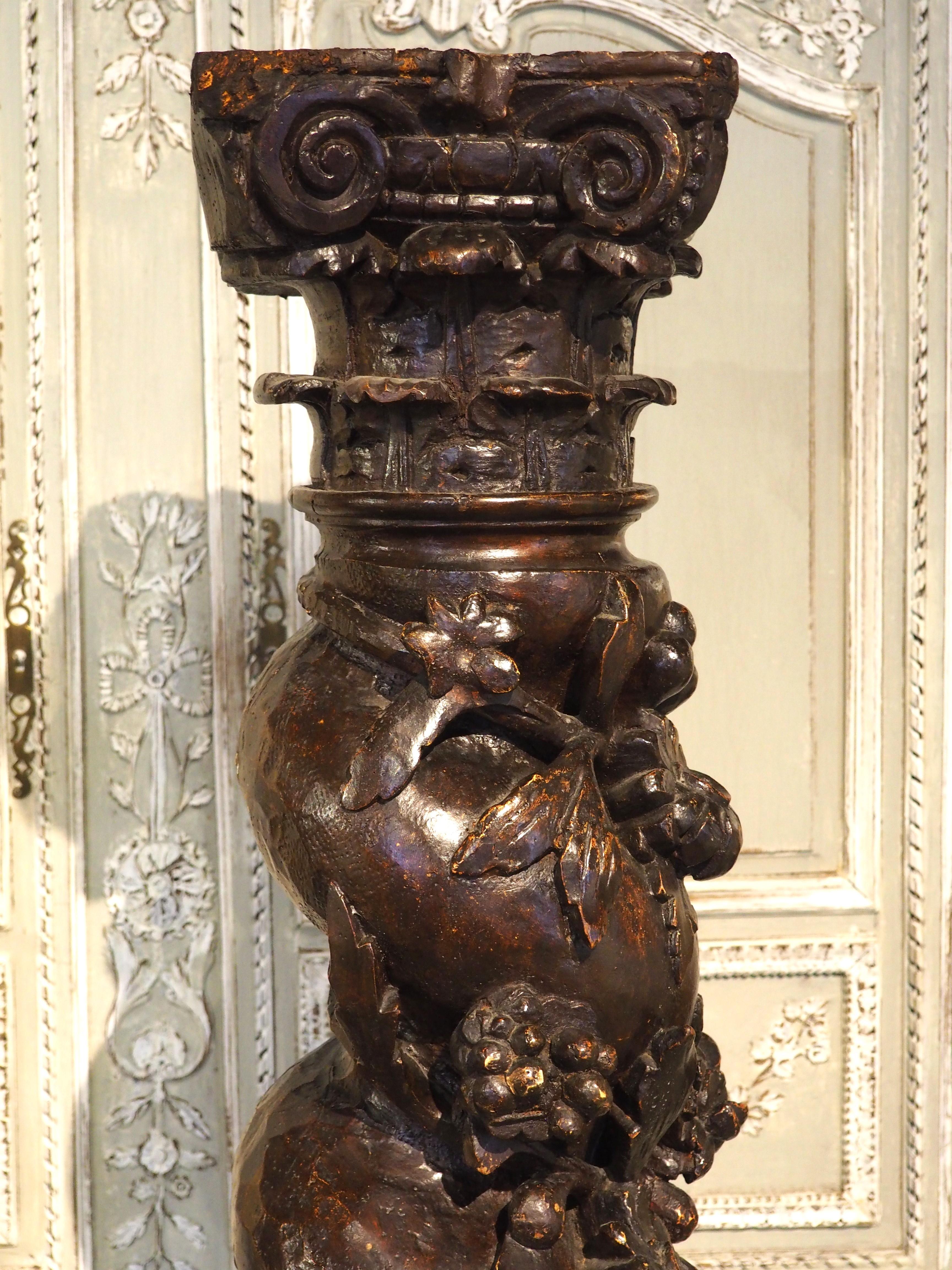 Paire de colonnes solomoniques françaises sculptées, 17ème siècle en vente 3