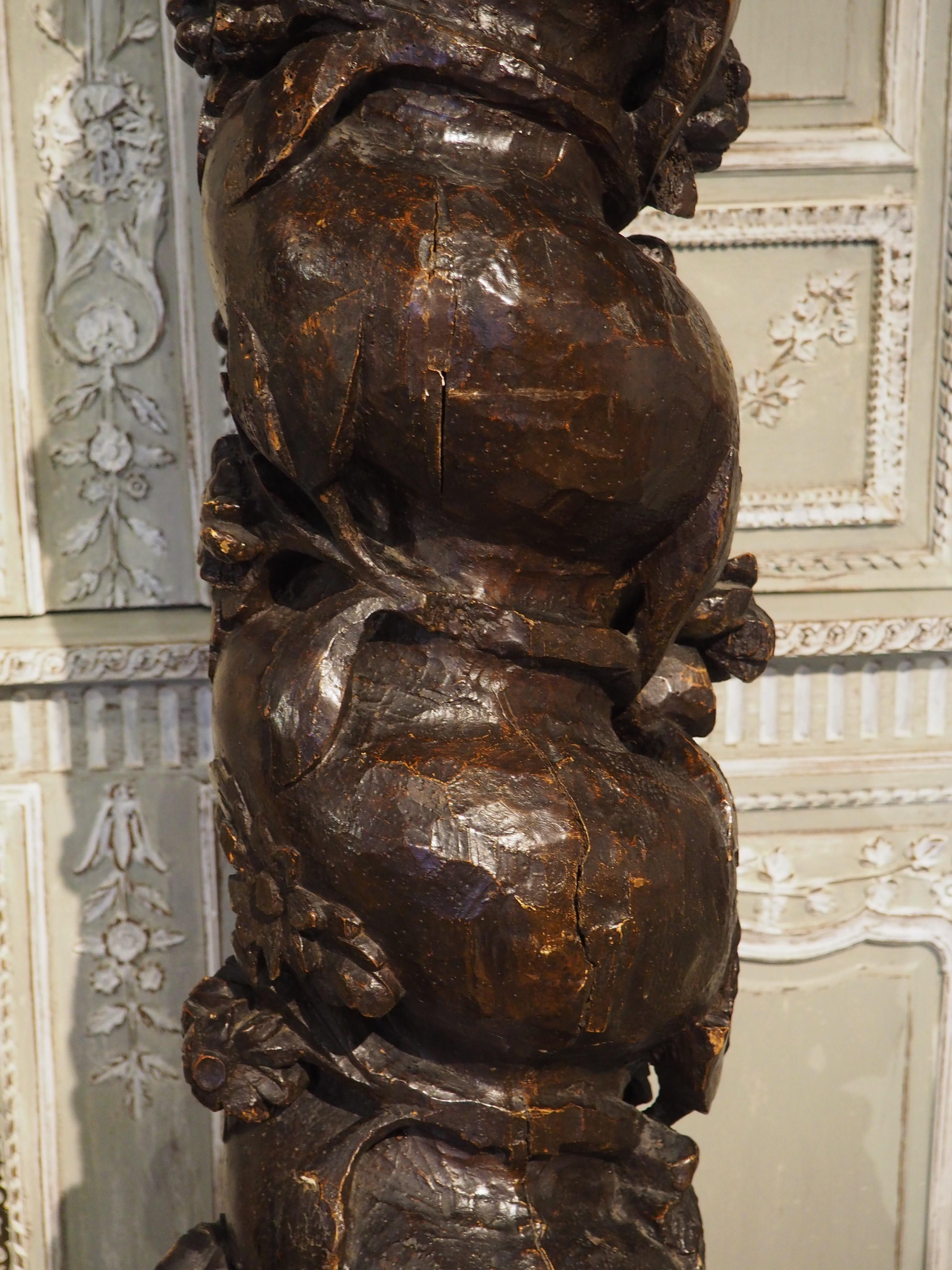 Paire de colonnes solomoniques françaises sculptées, 17ème siècle en vente 10