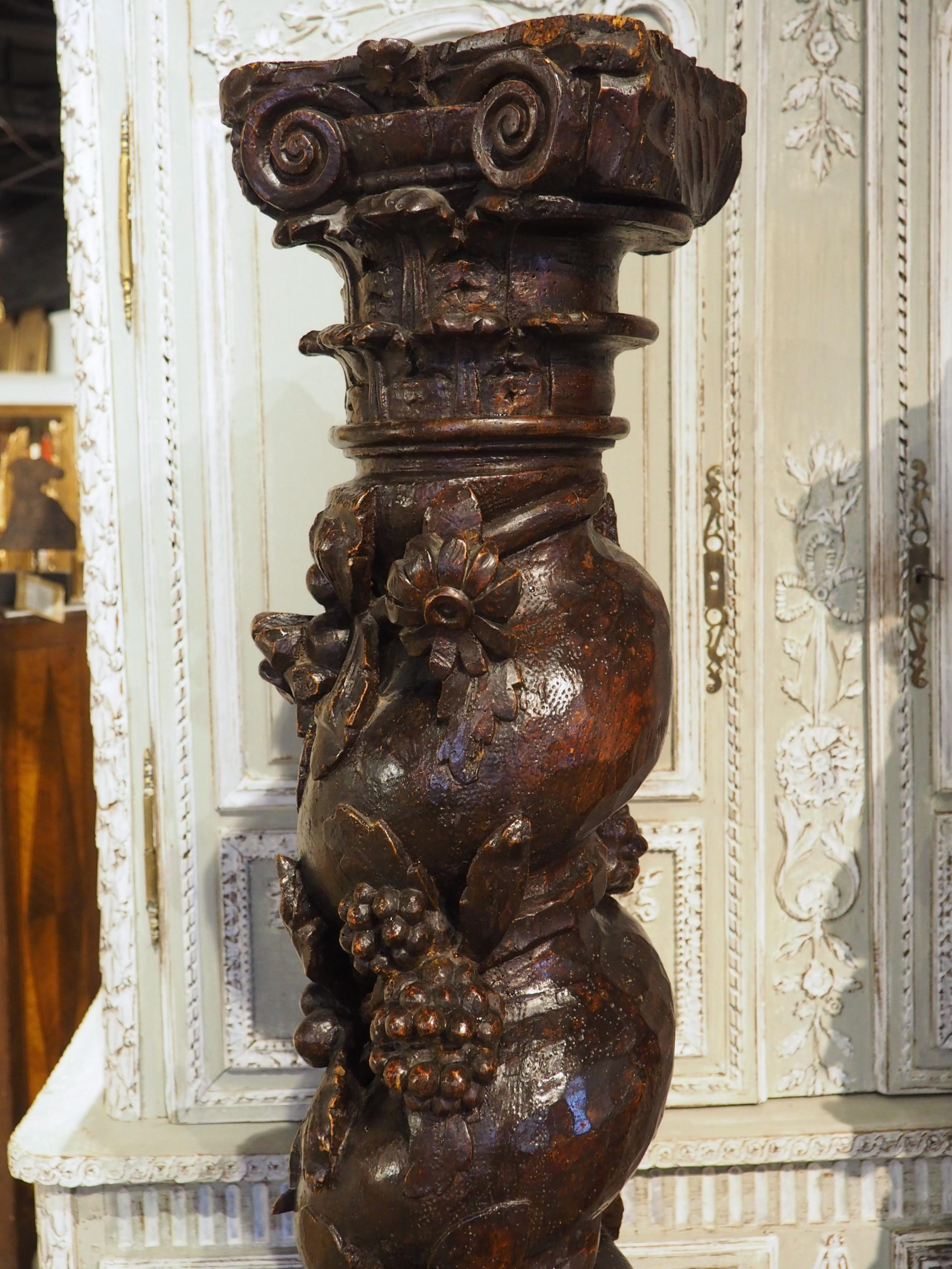 Connue sous le nom de colonnes solomoniques, cette paire d'éléments architecturaux hautement décoratifs a été sculptée à la main en France au cours des années 1600. Les colonnes en forme de spirale présentent des torsades robustes ornées de