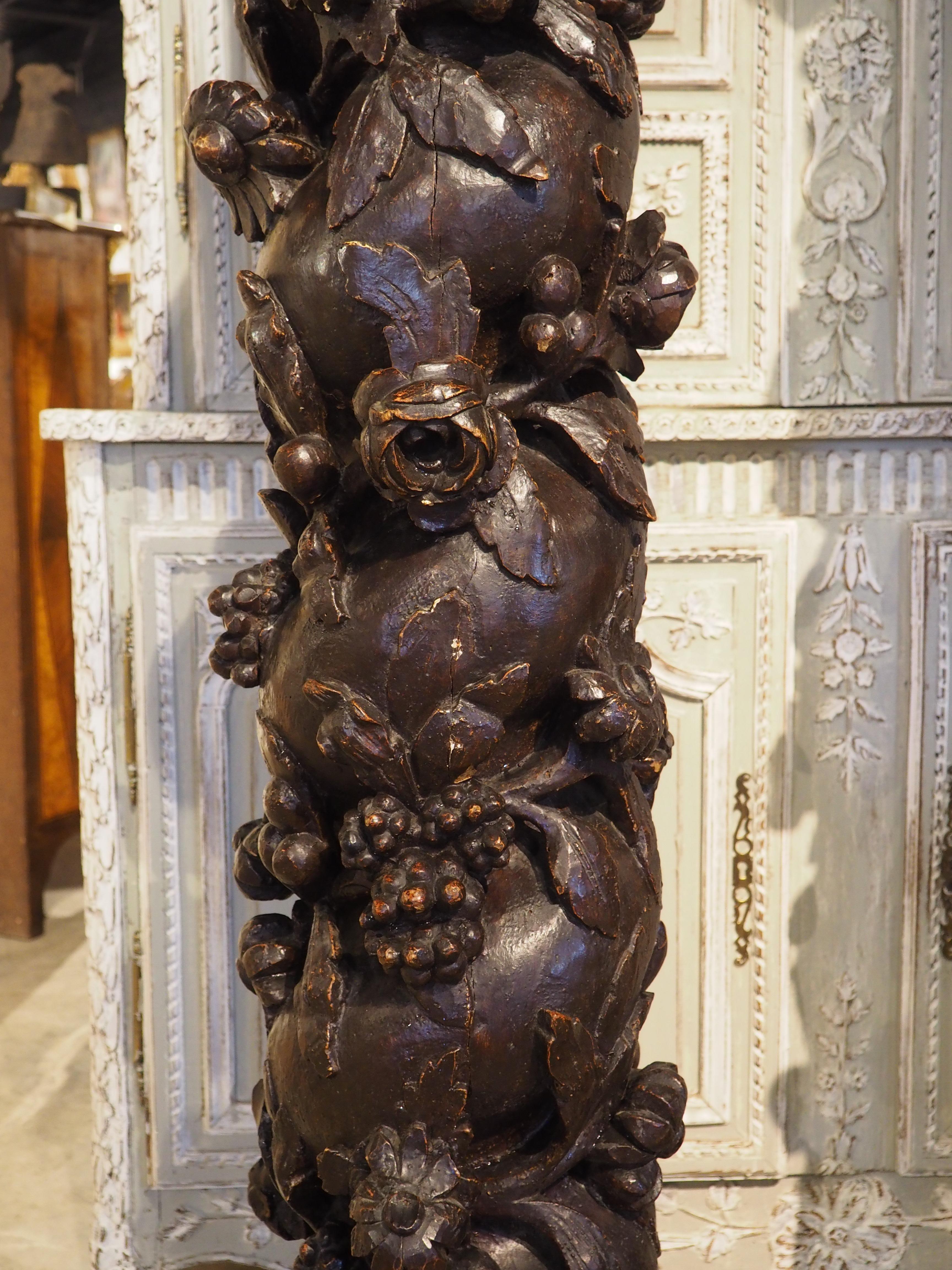 Paire de colonnes solomoniques françaises sculptées, 17ème siècle Bon état - En vente à Dallas, TX