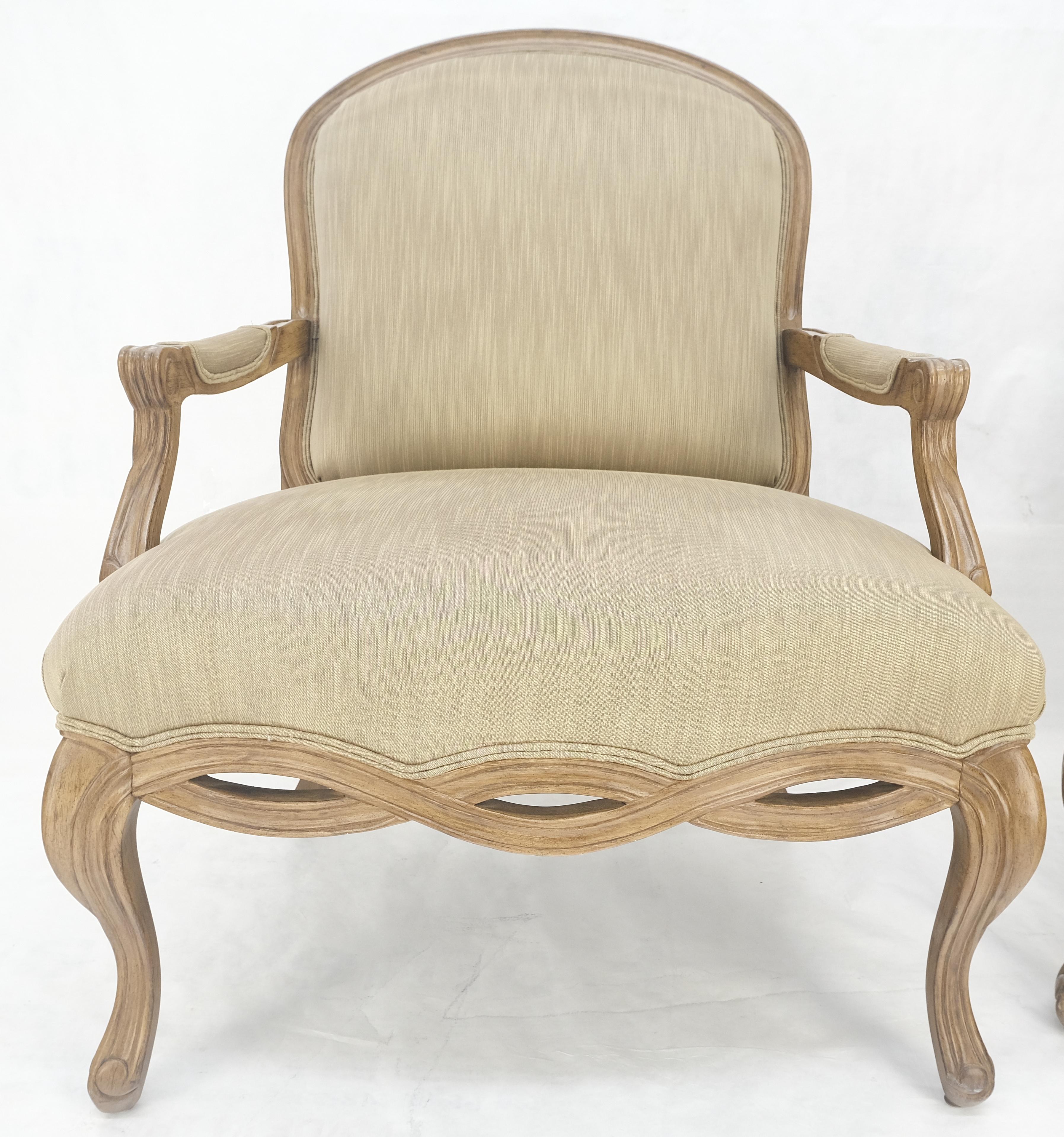 Coppia di sedie da salotto con bracci intagliati di Bernhardt in stile Regency MINT in vendita 4