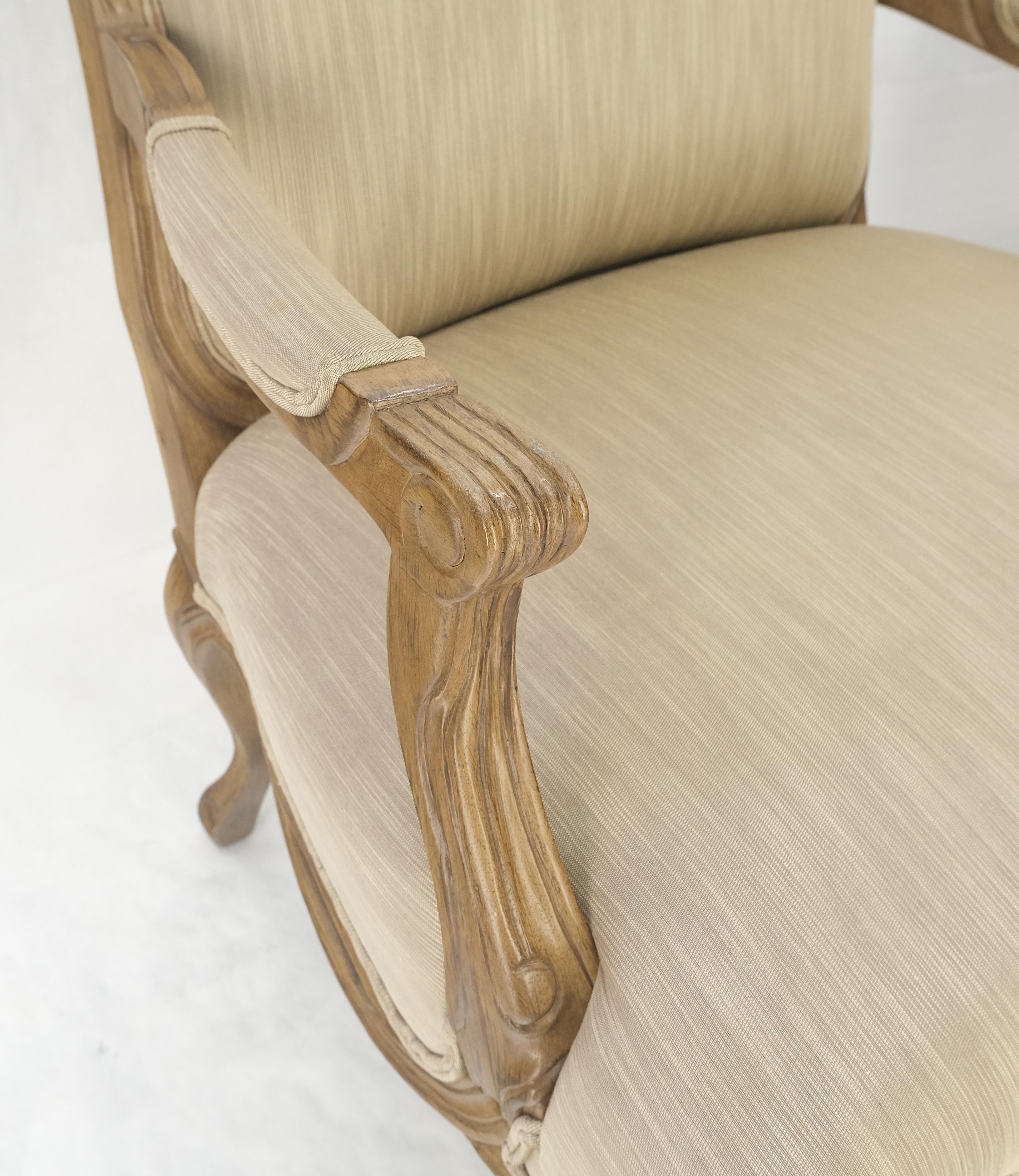 Americano Coppia di sedie da salotto con bracci intagliati di Bernhardt in stile Regency MINT in vendita