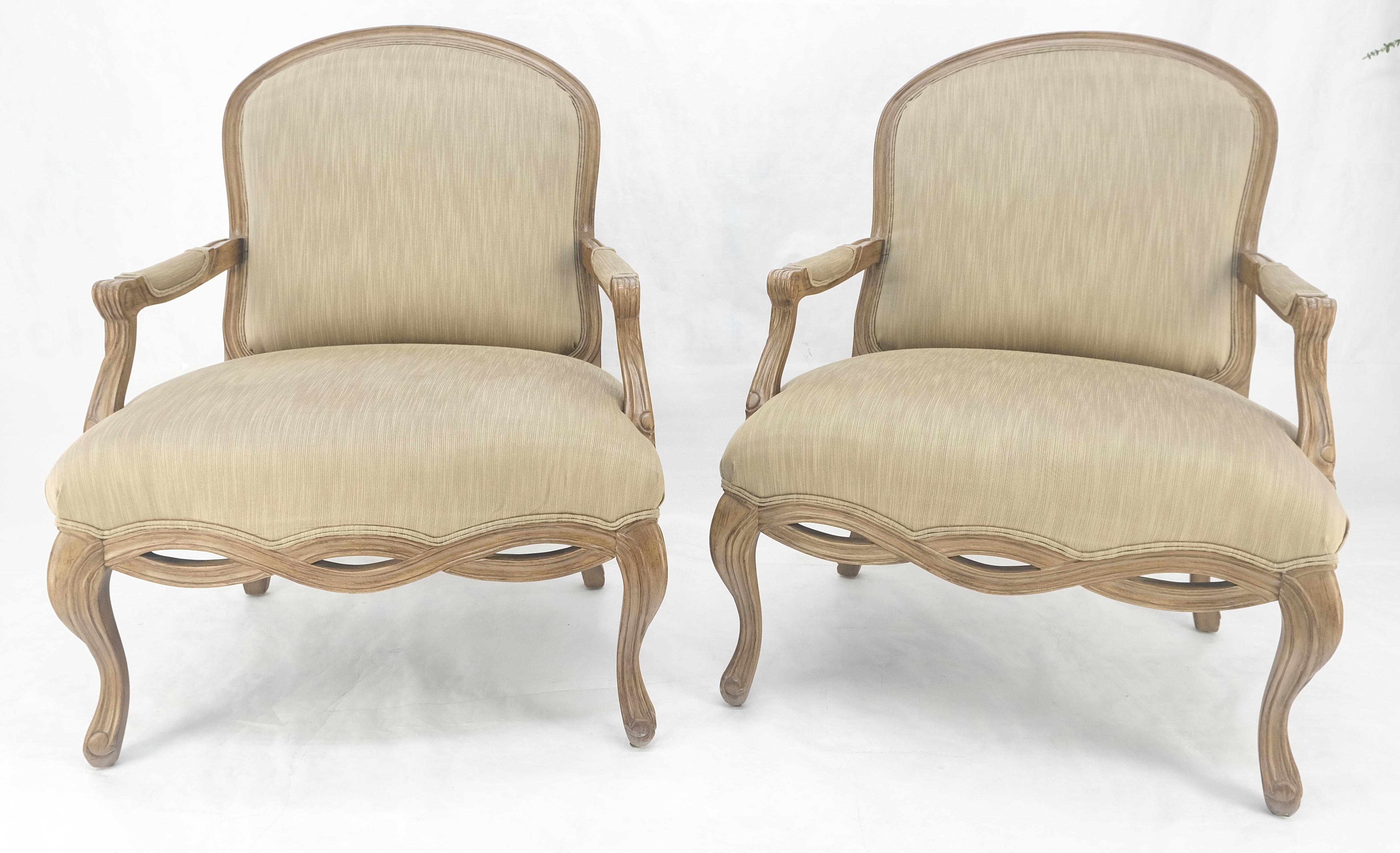 Tappezzeria Coppia di sedie da salotto con bracci intagliati di Bernhardt in stile Regency MINT in vendita