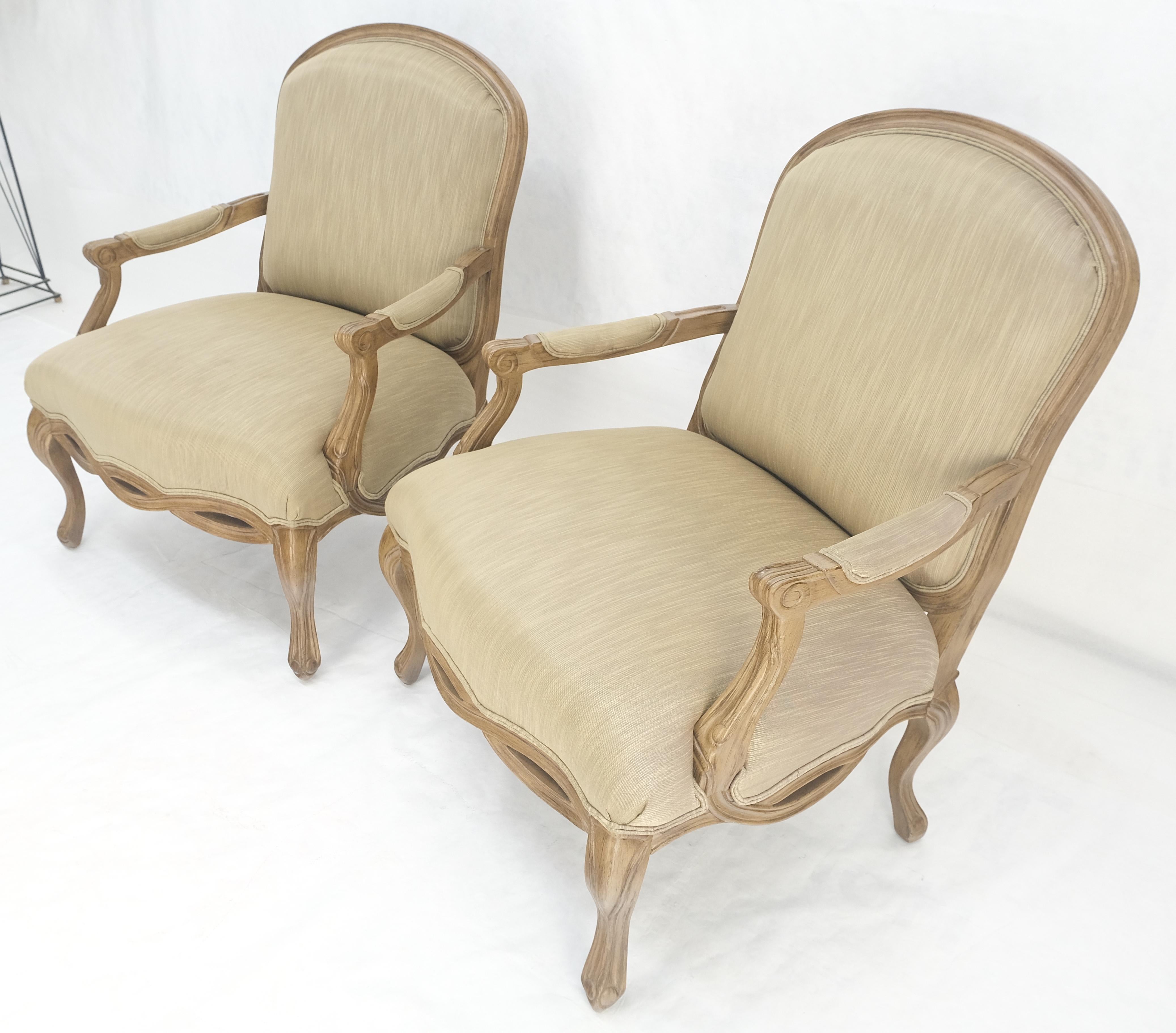 Coppia di sedie da salotto con bracci intagliati di Bernhardt in stile Regency MINT in vendita 1