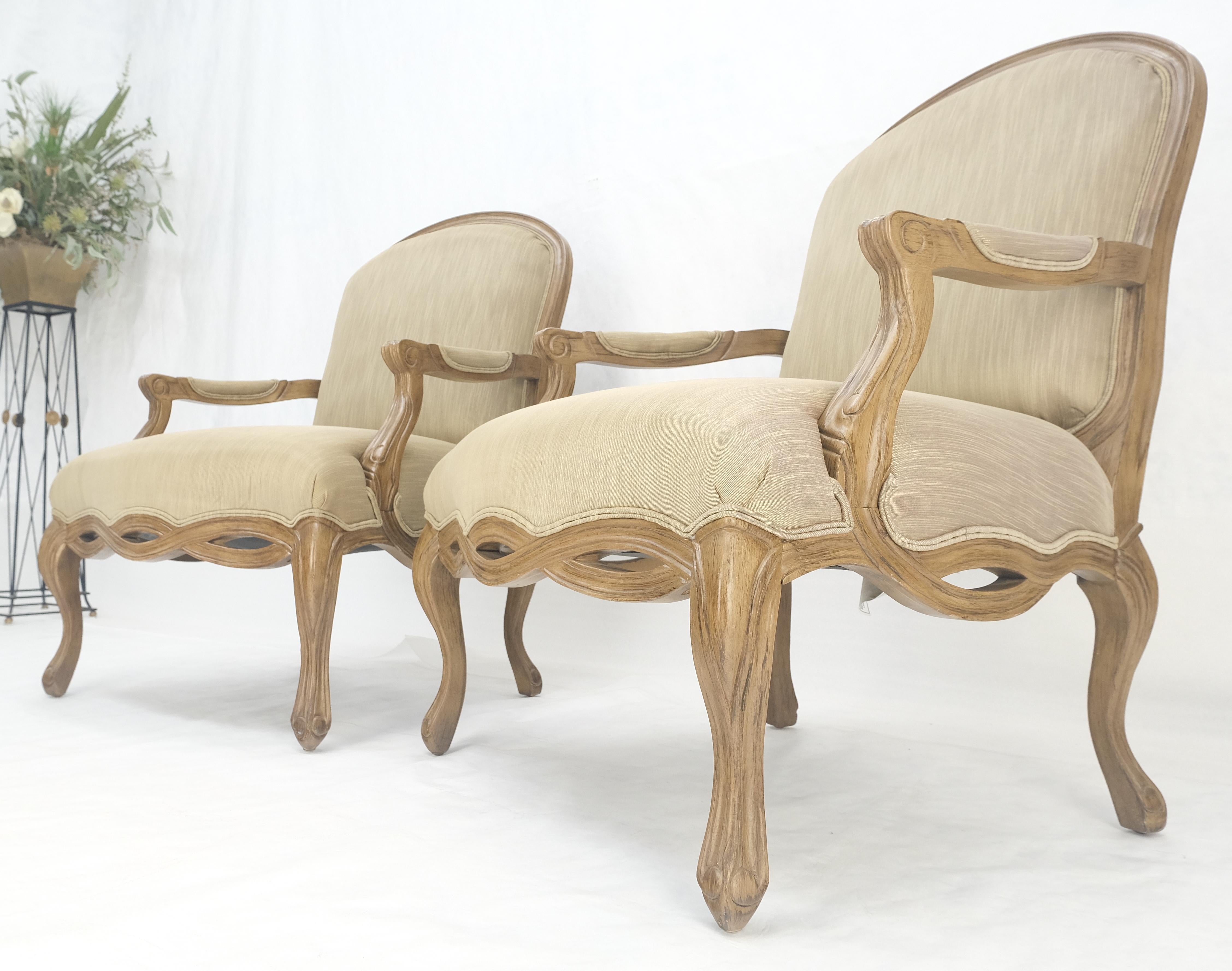 Coppia di sedie da salotto con bracci intagliati di Bernhardt in stile Regency MINT in vendita 2