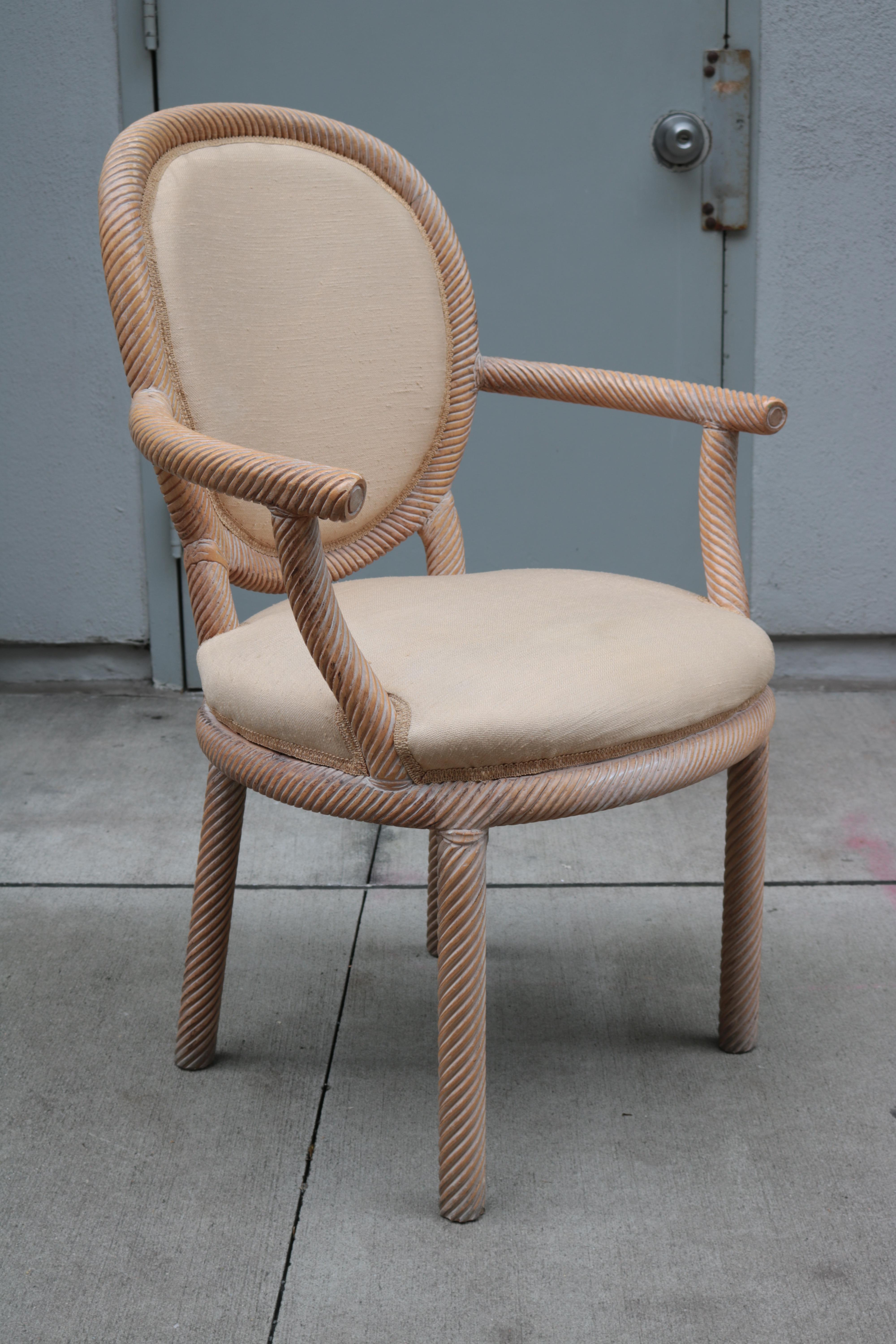 Paire de fauteuils sculptés par Arpex.
Détails en bois sculpté.