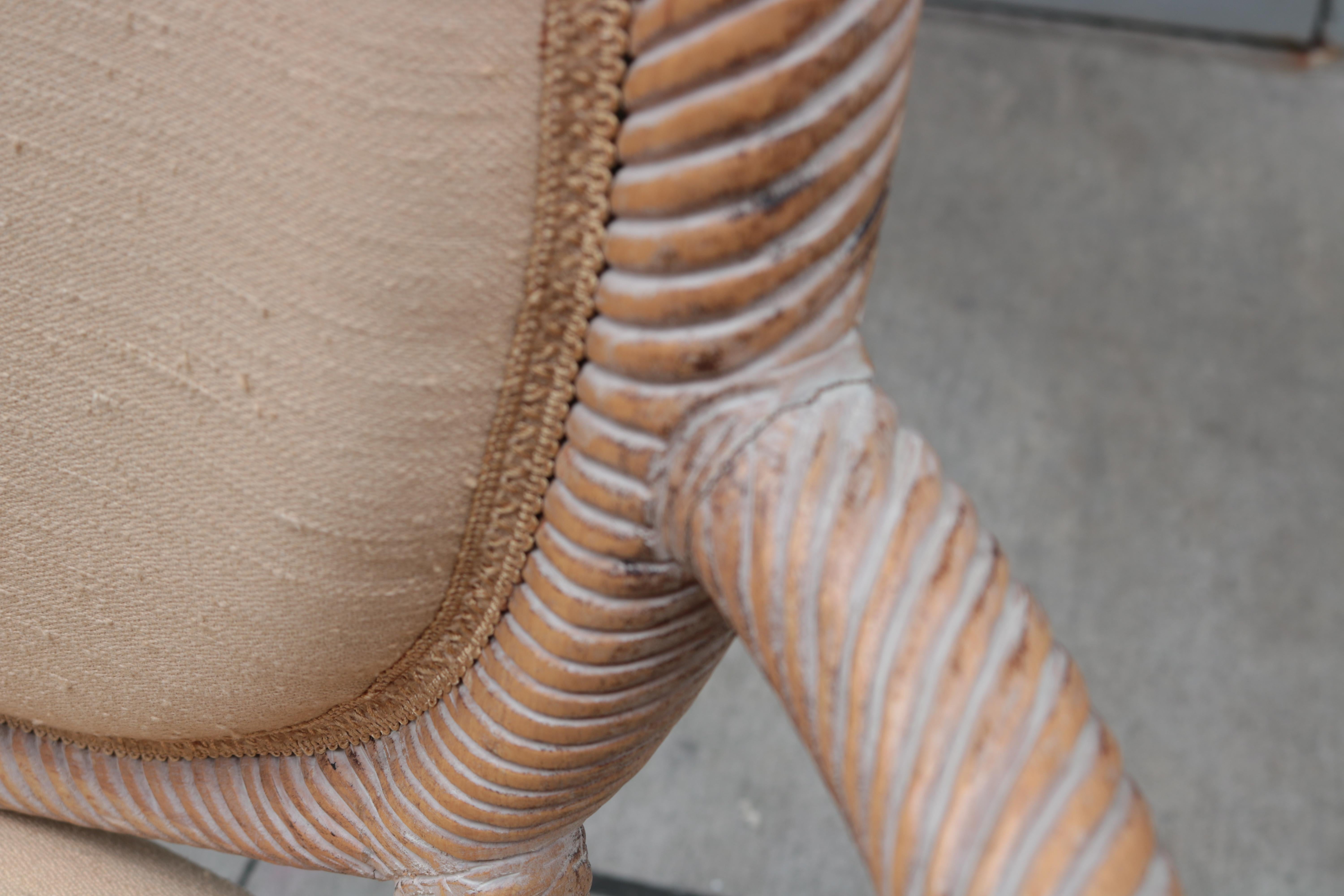 Paire de fauteuils sculptés par Arpex Bon état - En vente à New York, NY