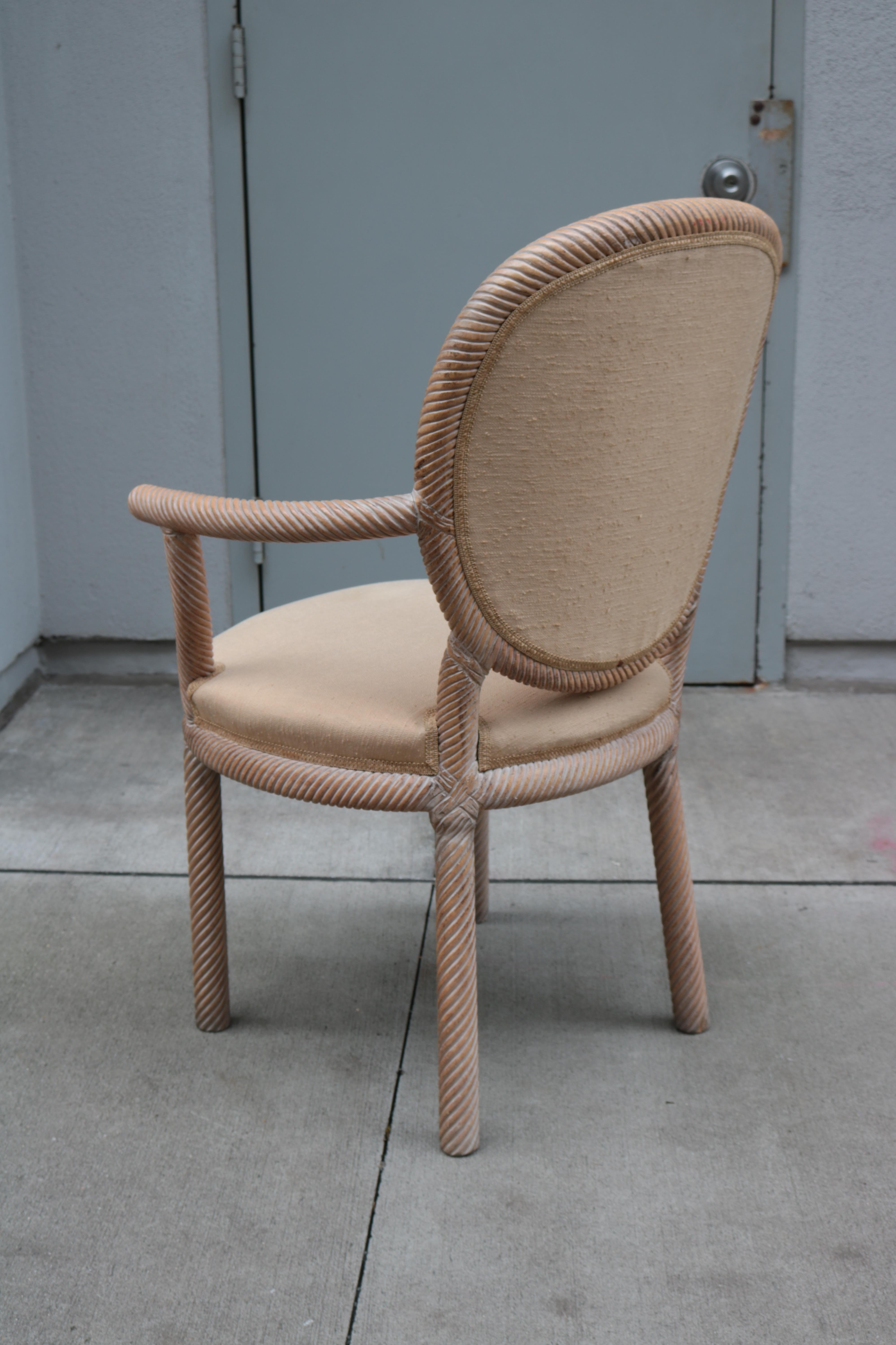 Bois Paire de fauteuils sculptés par Arpex en vente