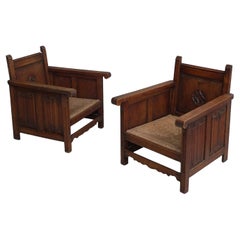 Paire de fauteuils gothiques brutalistes parisiens Art Déco sculptés en chêne avec sièges en jonc