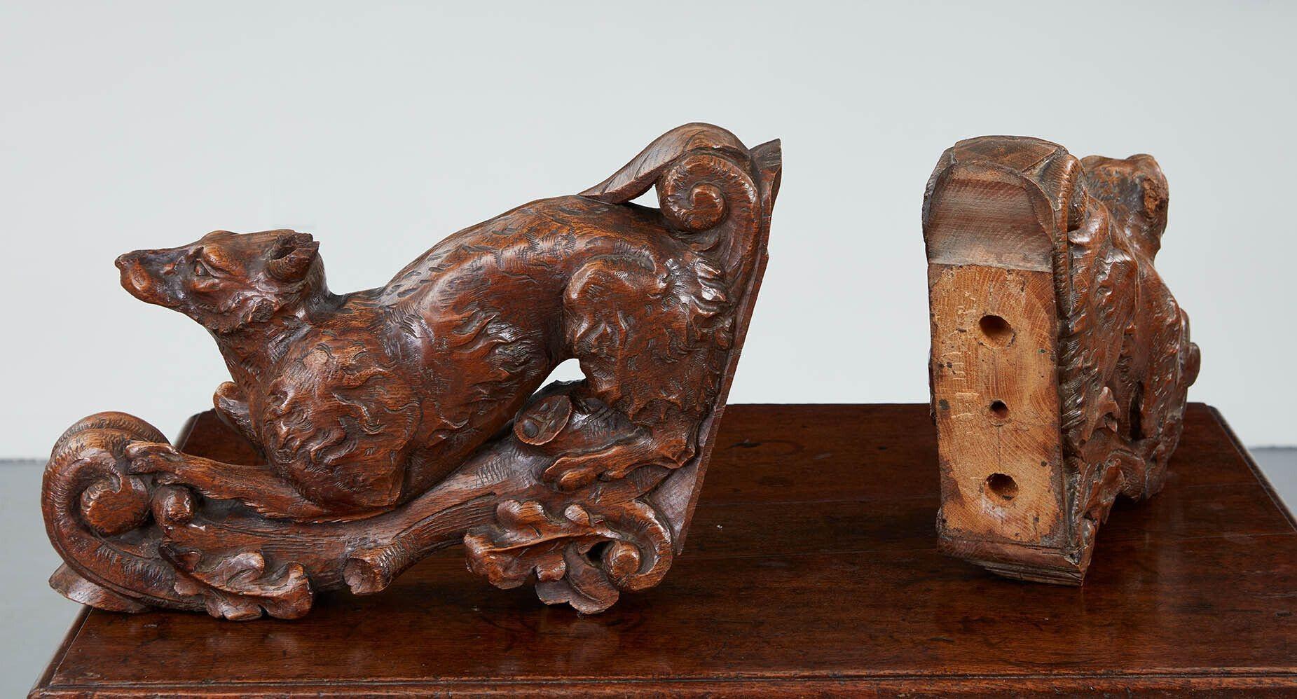 Pair of Carved Arts & Crafts Fox Brackets In Good Condition For Sale In Greenwich, CT