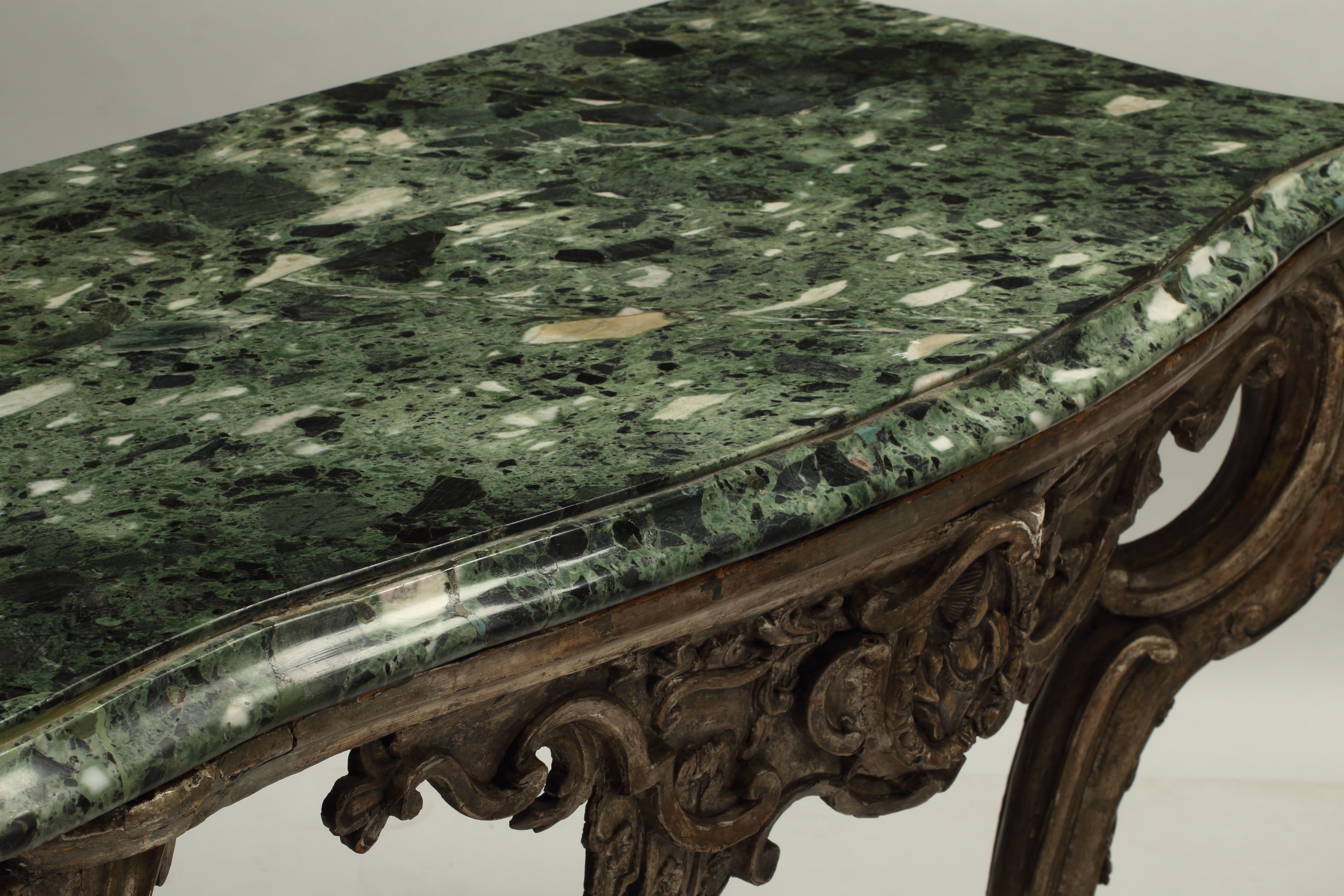 Italiano Coppia di mensole intagliate in finitura Borghese con piani in marmo, XIX secolo, Italia in vendita
