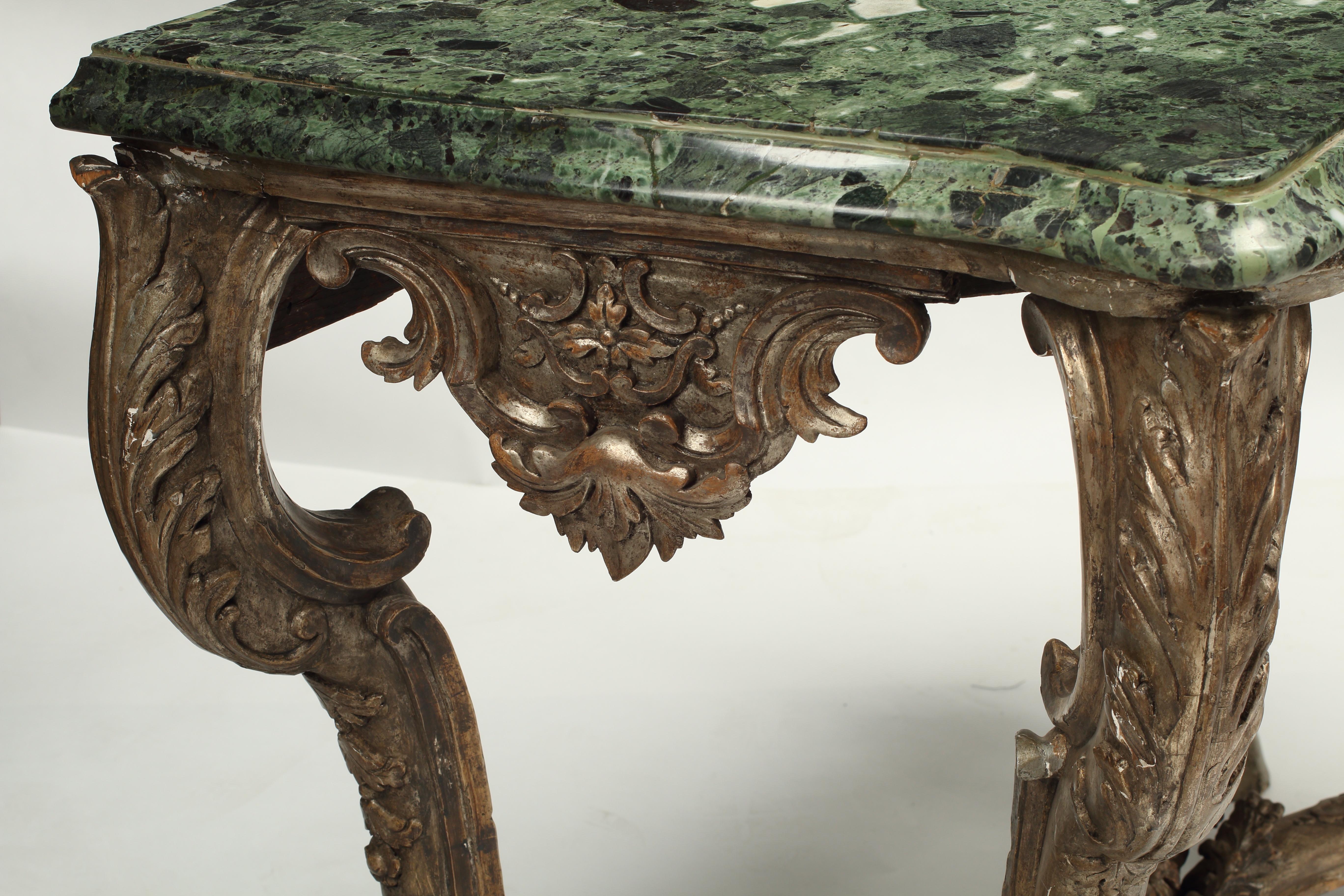 Coppia di mensole intagliate in finitura Borghese con piani in marmo, XIX secolo, Italia in vendita 1