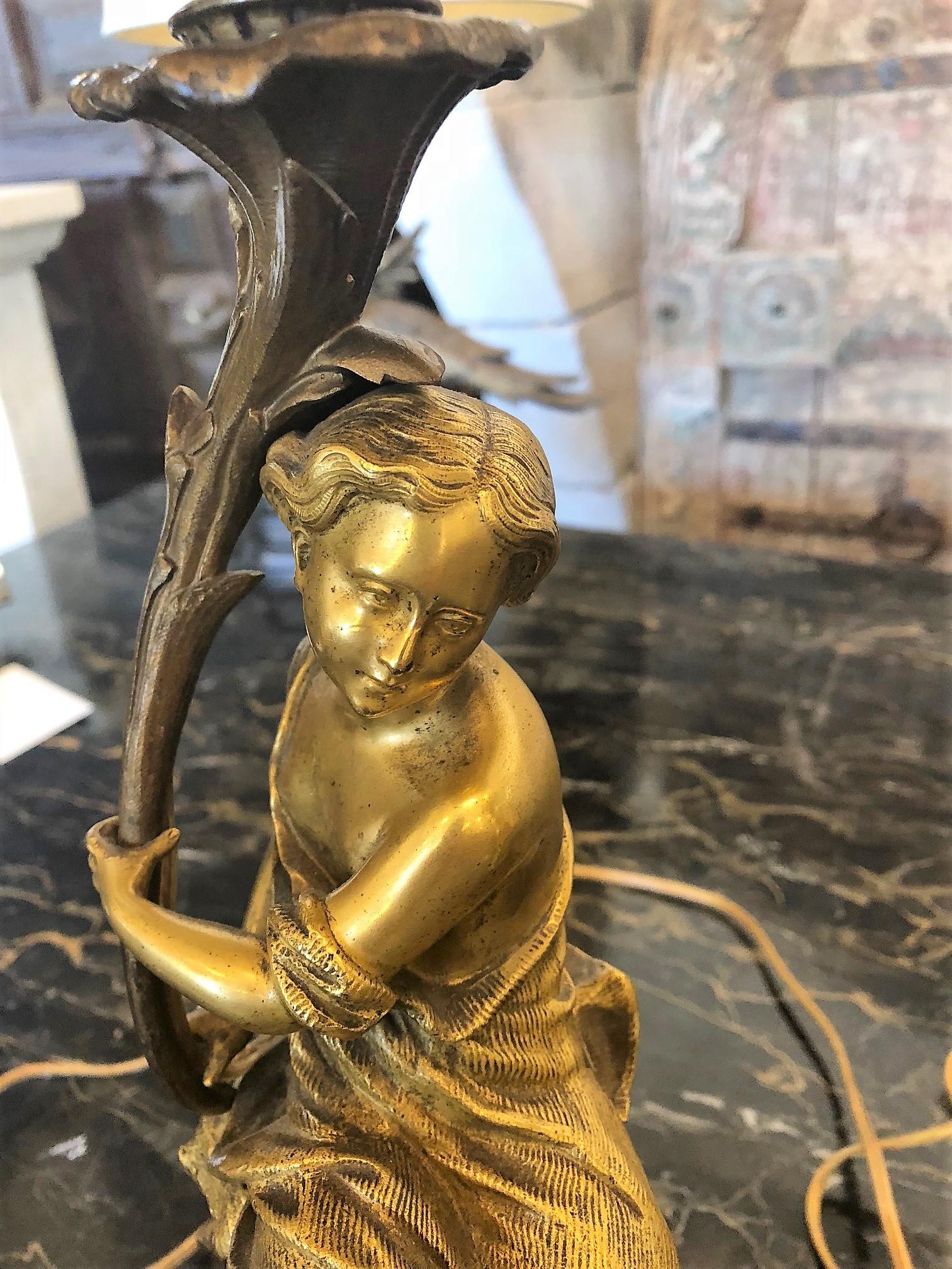 Pair of Carved Bronze Lamps on Marble Bases In Good Condition For Sale In Dallas, TX