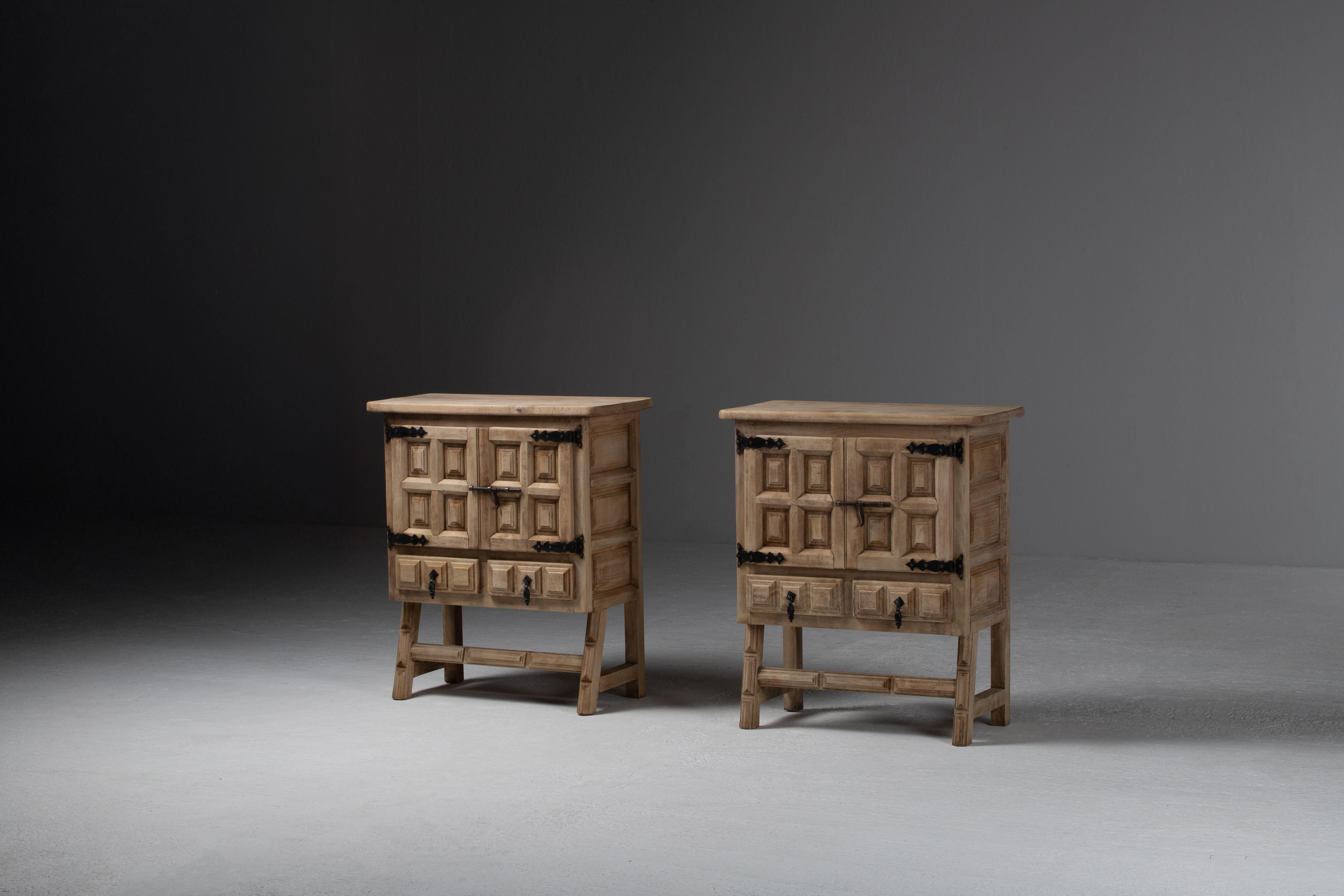 Mid-Century moderno Coppia di armadi intagliati in Oak massiccio, Spagna, anni '50 in vendita